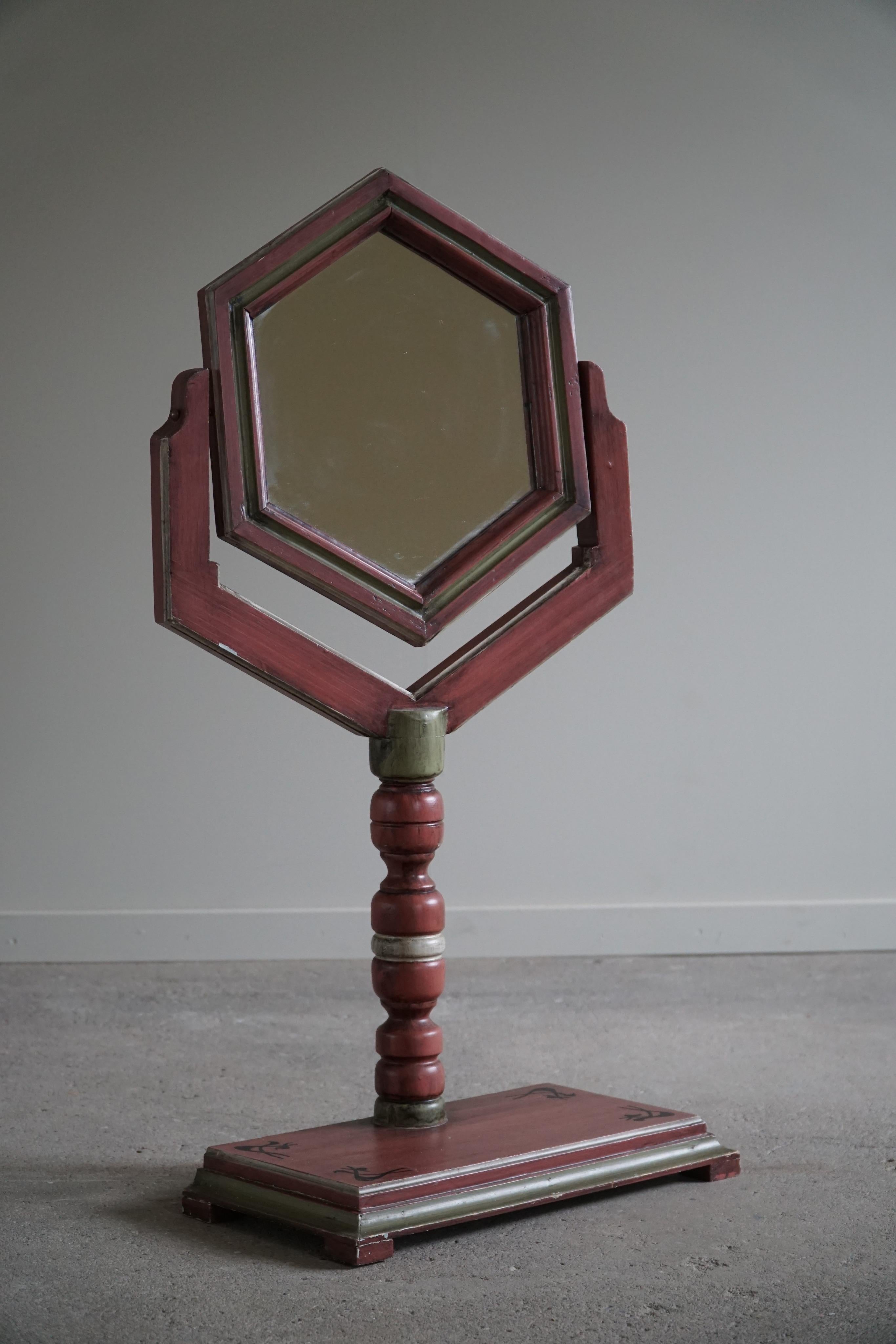 A Table Mirror in Pine by a Swedish Cabinetmaker, Folk Art, Early 20th Century In Good Condition For Sale In Odense, DK