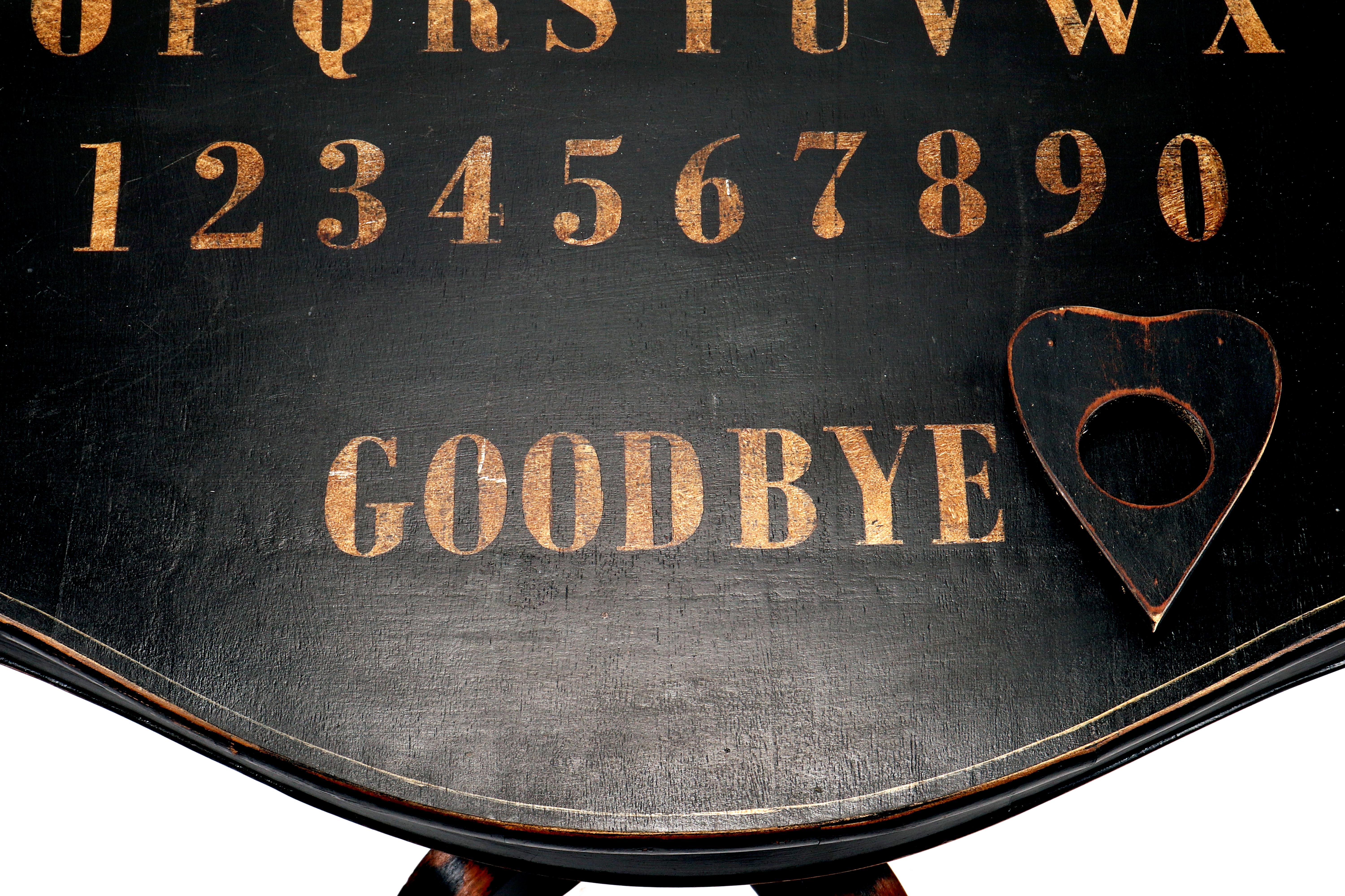 Un tavolino per sedute spiritiche, chiamato anche medianico.
La tavola ouija, realizzata in legno, con un bordo ondulato, ha una superficie
Nero piatto, poggia su una base centrale con 4 gambe. Sulla lavagna sono disegnate tutte le lettere