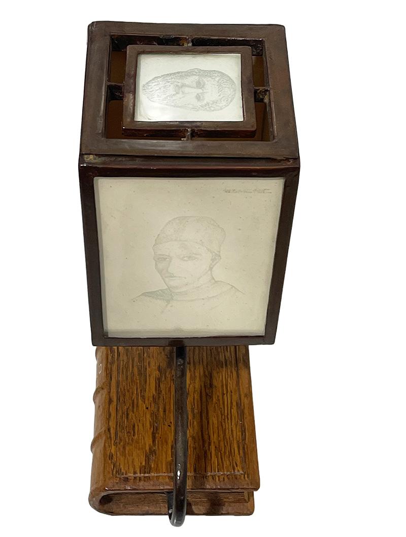 A table reading lamp with engraved glass with portraits from the 15th century In Good Condition For Sale In Delft, NL