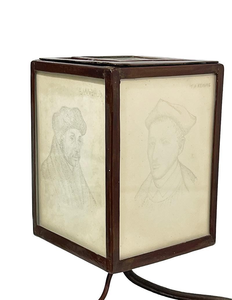 20th Century A table reading lamp with engraved glass with portraits from the 15th century For Sale