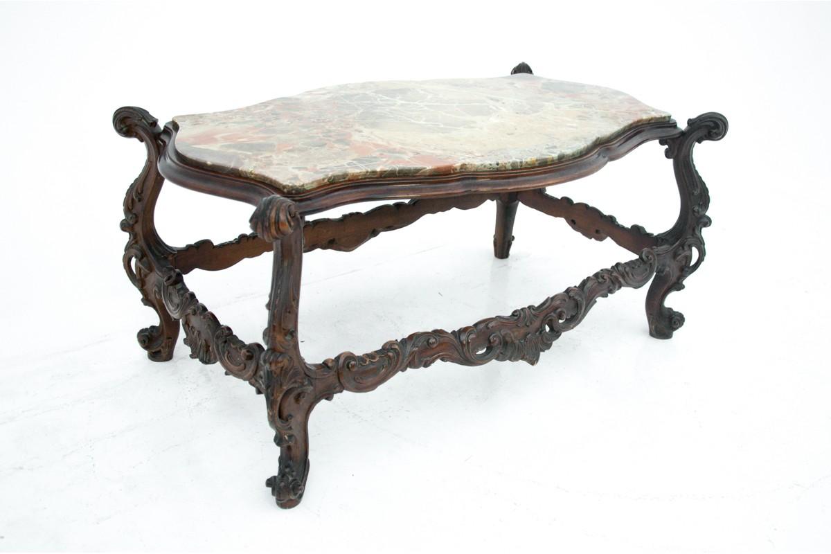 Une table avec plateau en marbre, Italie, début du vingtième siècle.

Très bon état.

Bois : noyer

Dimensions : Hauteur 52 cm largeur 106 cm profondeur 66 cm.