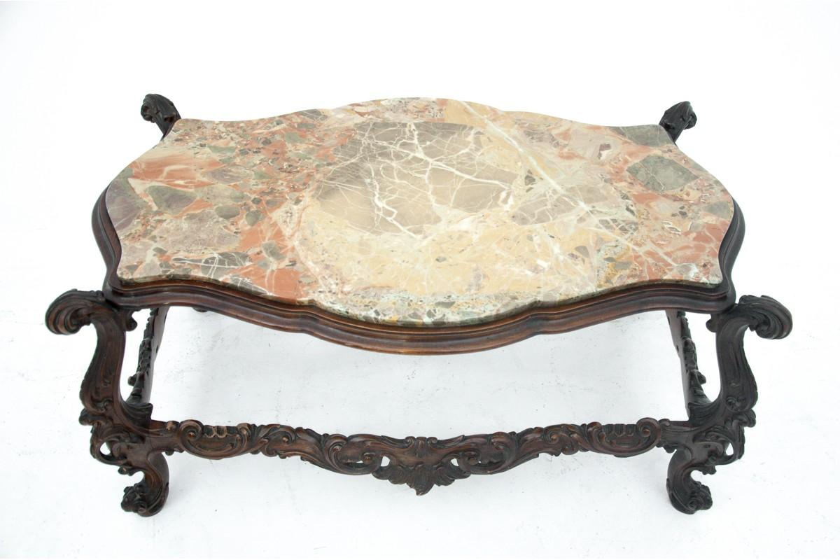 A table with a marble top, Italy, early Of the twentieth century.

Very good condition.

Wood: walnut

dimensions: height 52 cm width 106 cm depth 66 cm