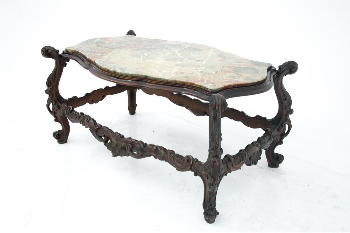 Mesa con tapa de mármol, Italia, principios del siglo XX Nogal en venta