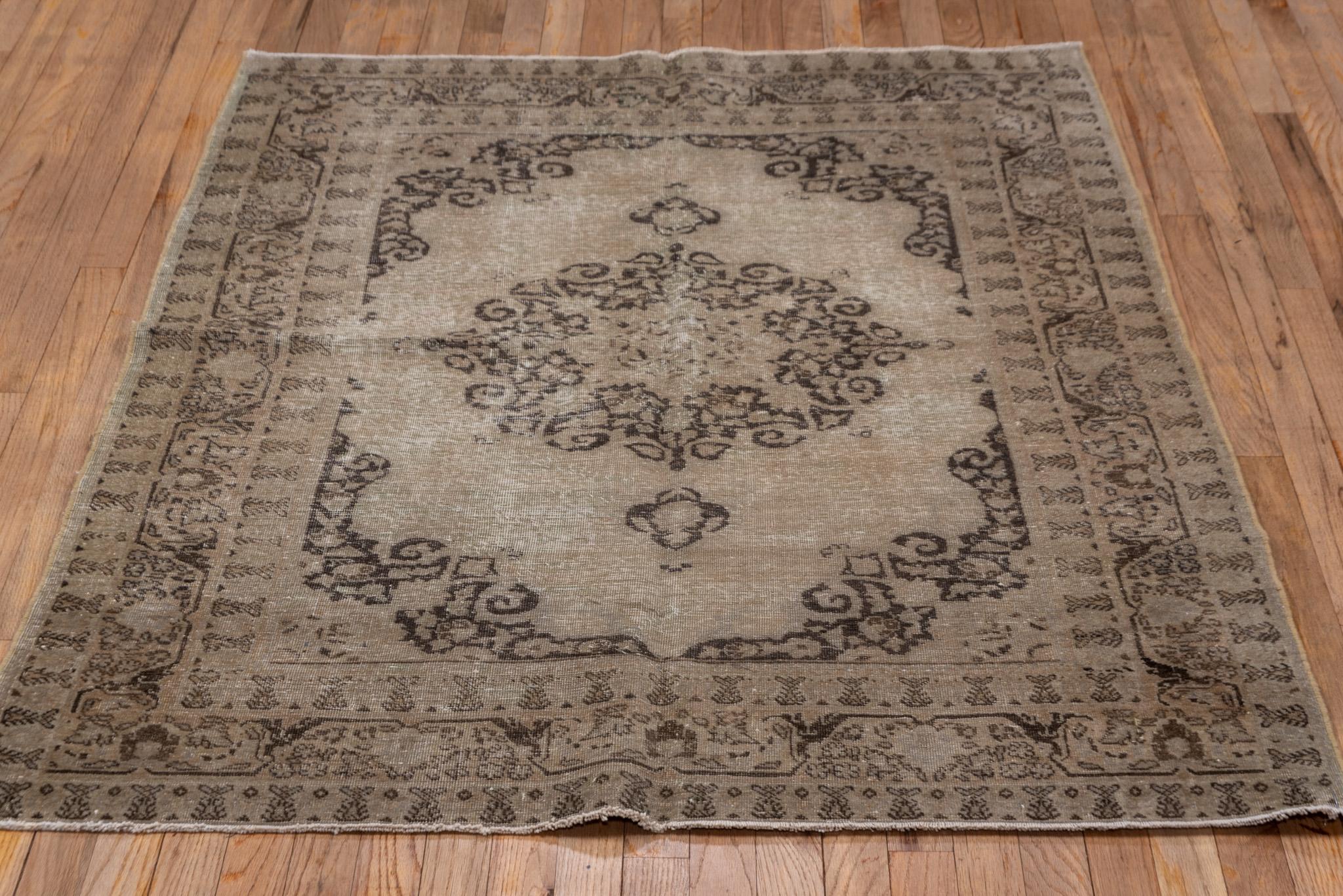 A Tabriz Rug circa 1930. Hand Knotted and made of 100% wool yarn.
