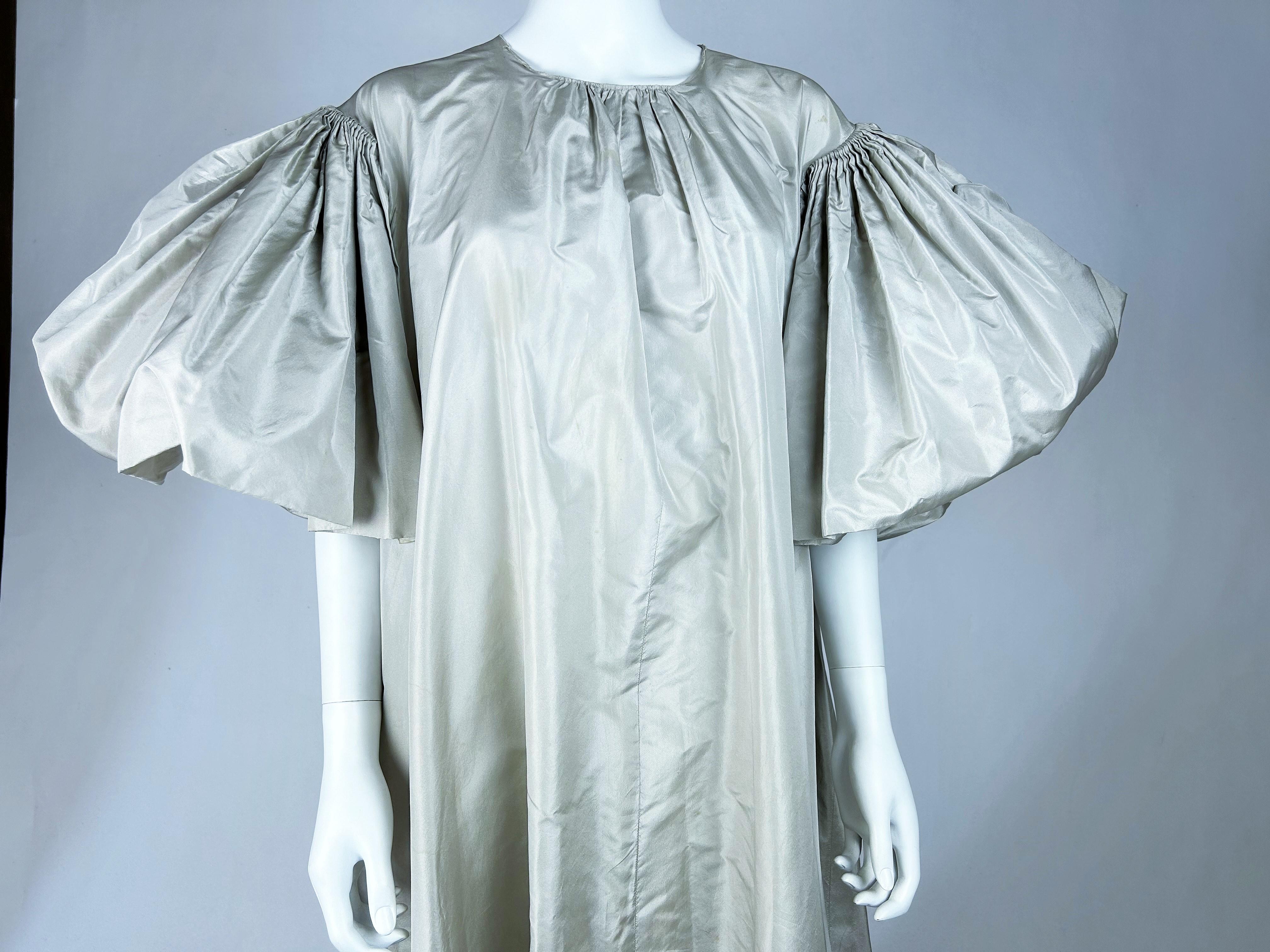 A Taffeta dress by Madame Grès Haute Couture (attributed to) - Paris 1977 In Good Condition In Toulon, FR