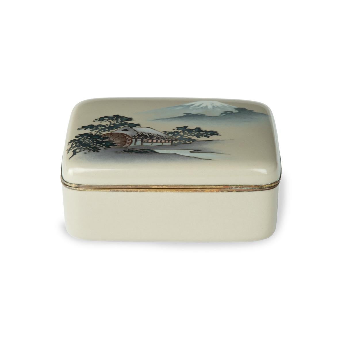 Scatola e coperchio cloisonné del periodo Taisho con mulino ad acqua e Monte Fuji, lavorati a filo e smalti musen(wireless) colorati con un mulino ad acqua sotto un'imponente vista del Monte Fuji, foderati in seta verde e oro.  Giapponese, circa