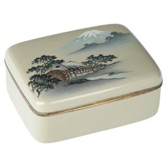 Caja y tapa de cloisonné del periodo Taisho con un molino de agua y el monte Fuji