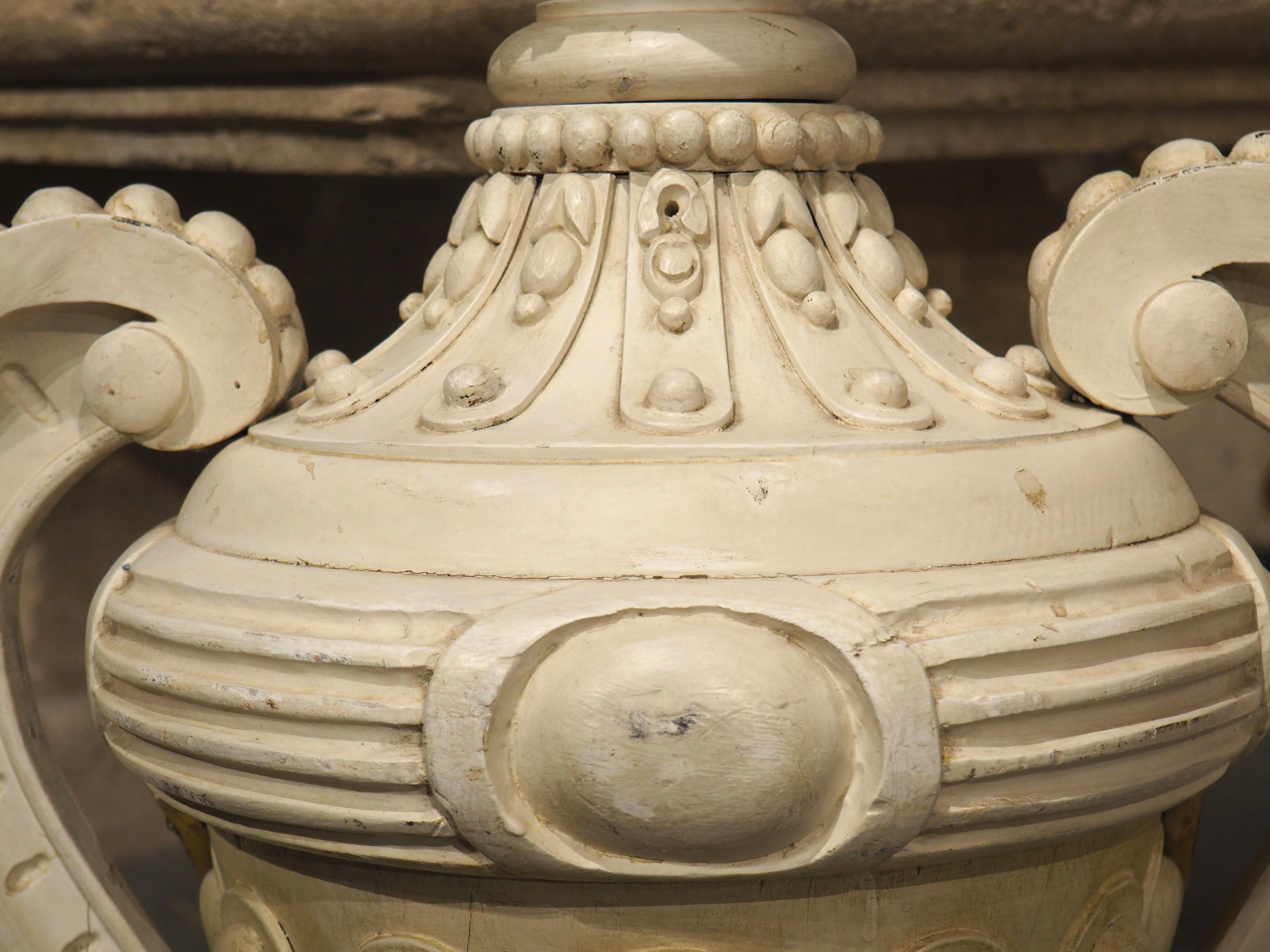 Grande urne en bois sculptée et laquée du 19ème siècle, de Florence, Italie en vente 9