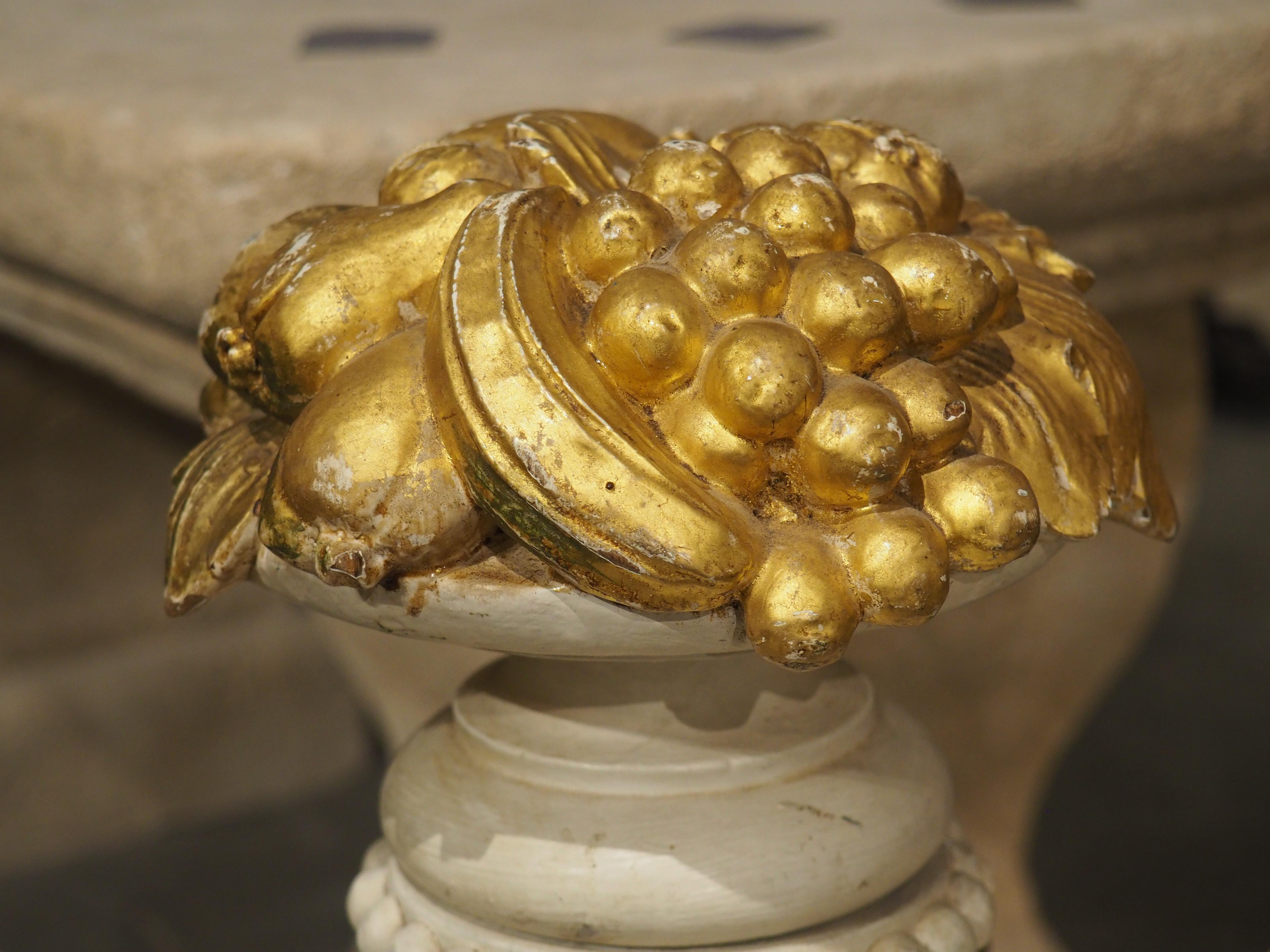 Urna alta de madera tallada y lacada del siglo XIX procedente de Florencia, Italia en venta 11