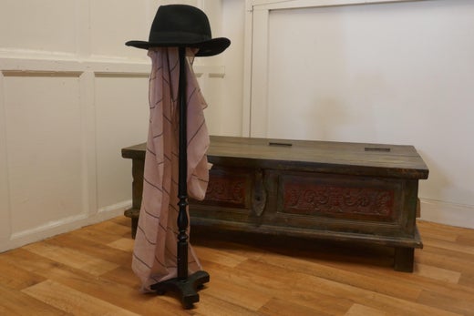 Grand porte-chapeaux français du 19ème siècle en bois d'ébène, présentoir  d'exposition - En vente sur 1stDibs