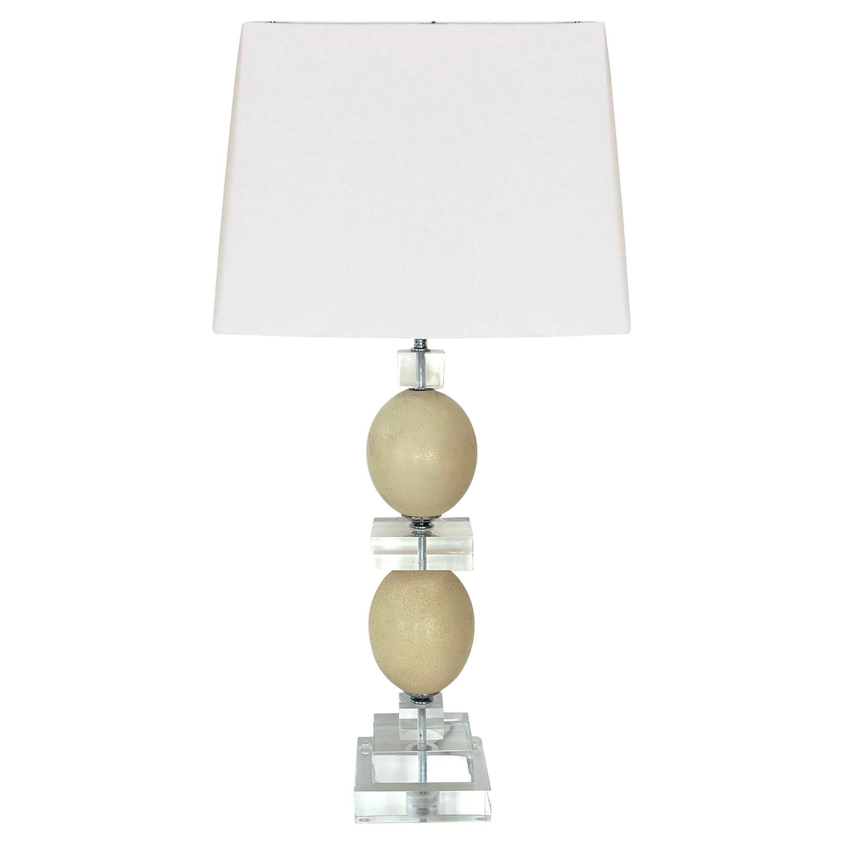 Une grande et saisissante lampe de table en lucite avec un œuf d'autruche