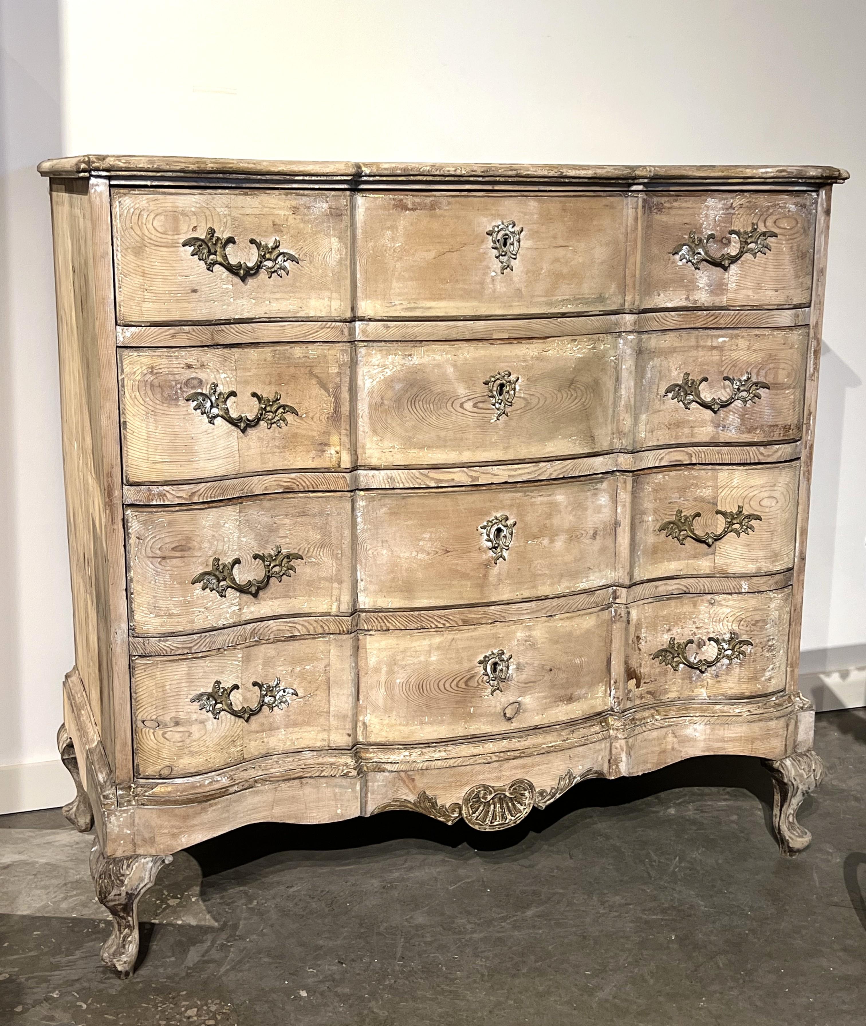 Eine große antike schwedische Kommode mit 4 Schubladen aus geschabter Kiefer, CIRCA 1880 im Angebot 12