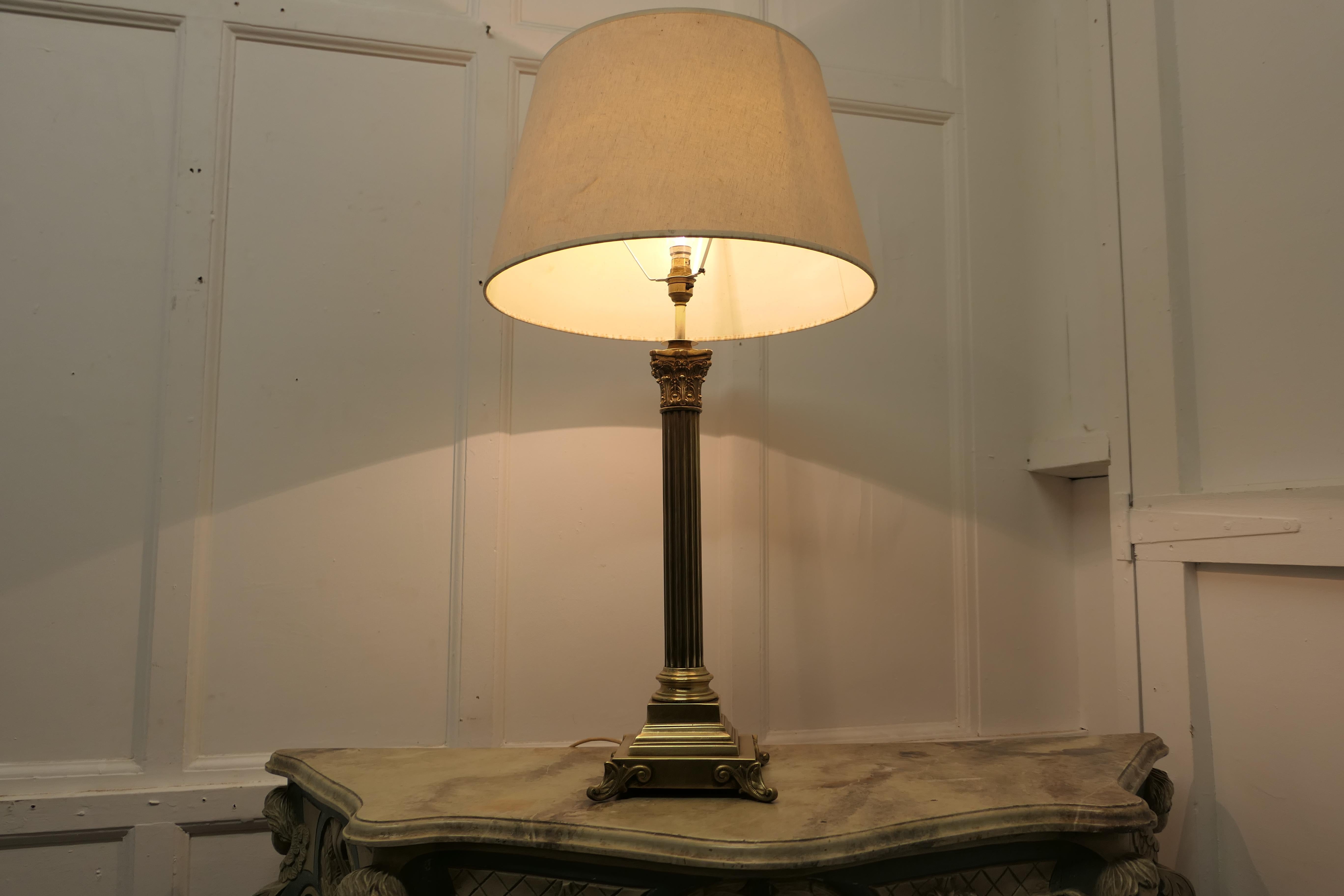 Laiton Lampe de table à colonne corinthienne en laiton avec abat-jour en vente