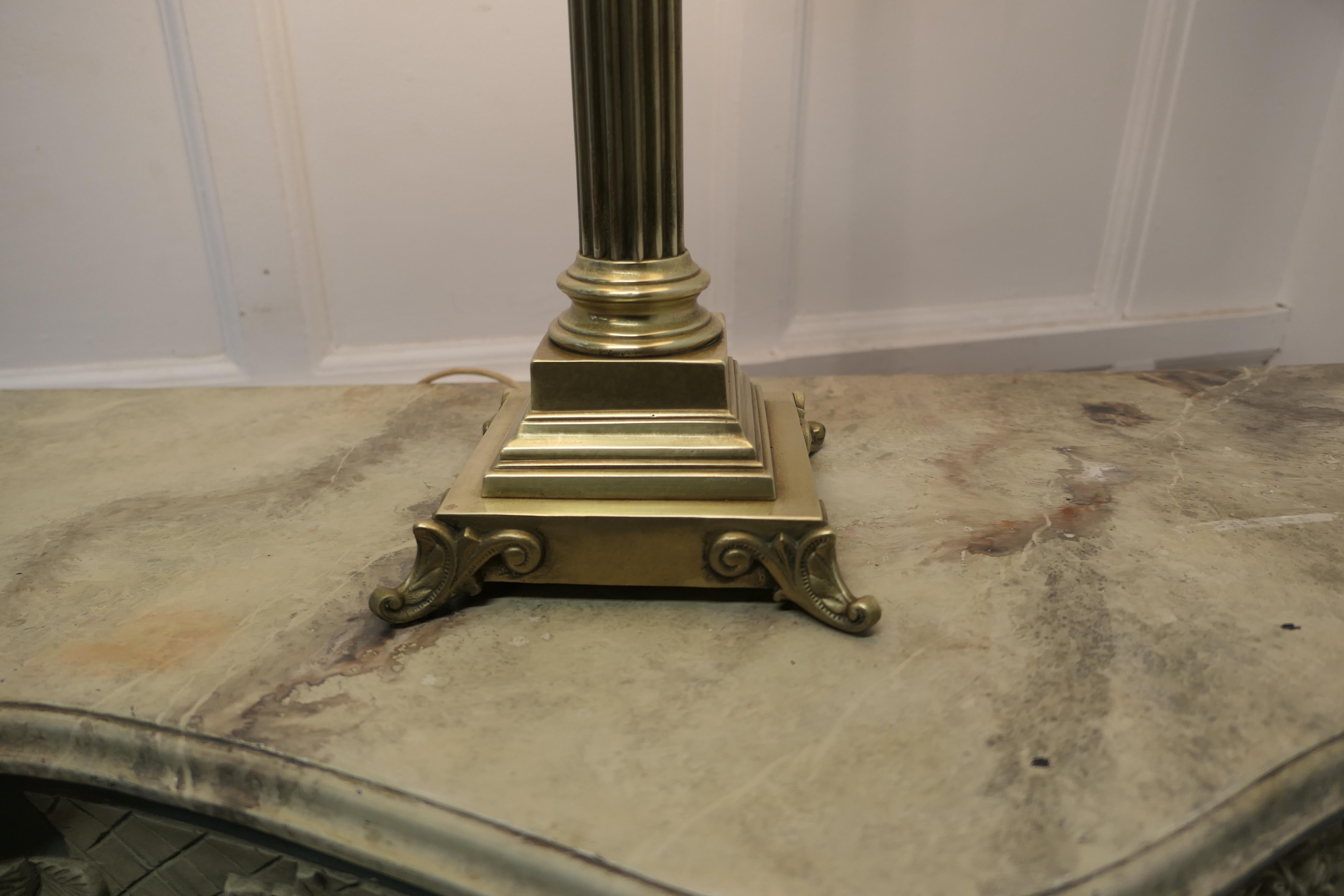 Lampe de table à colonne corinthienne en laiton avec abat-jour en vente 1