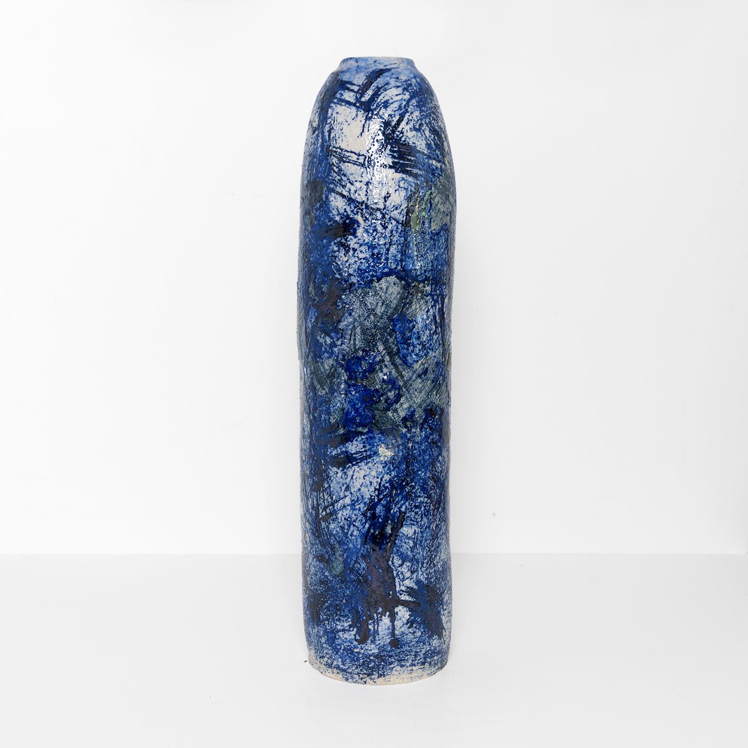 Un vaso da studio alto e moderno scandinavo dell'artista Eli Keller. Realizzato in gres, parzialmente smaltato in bianco/blu. Firmato e datato in basso 