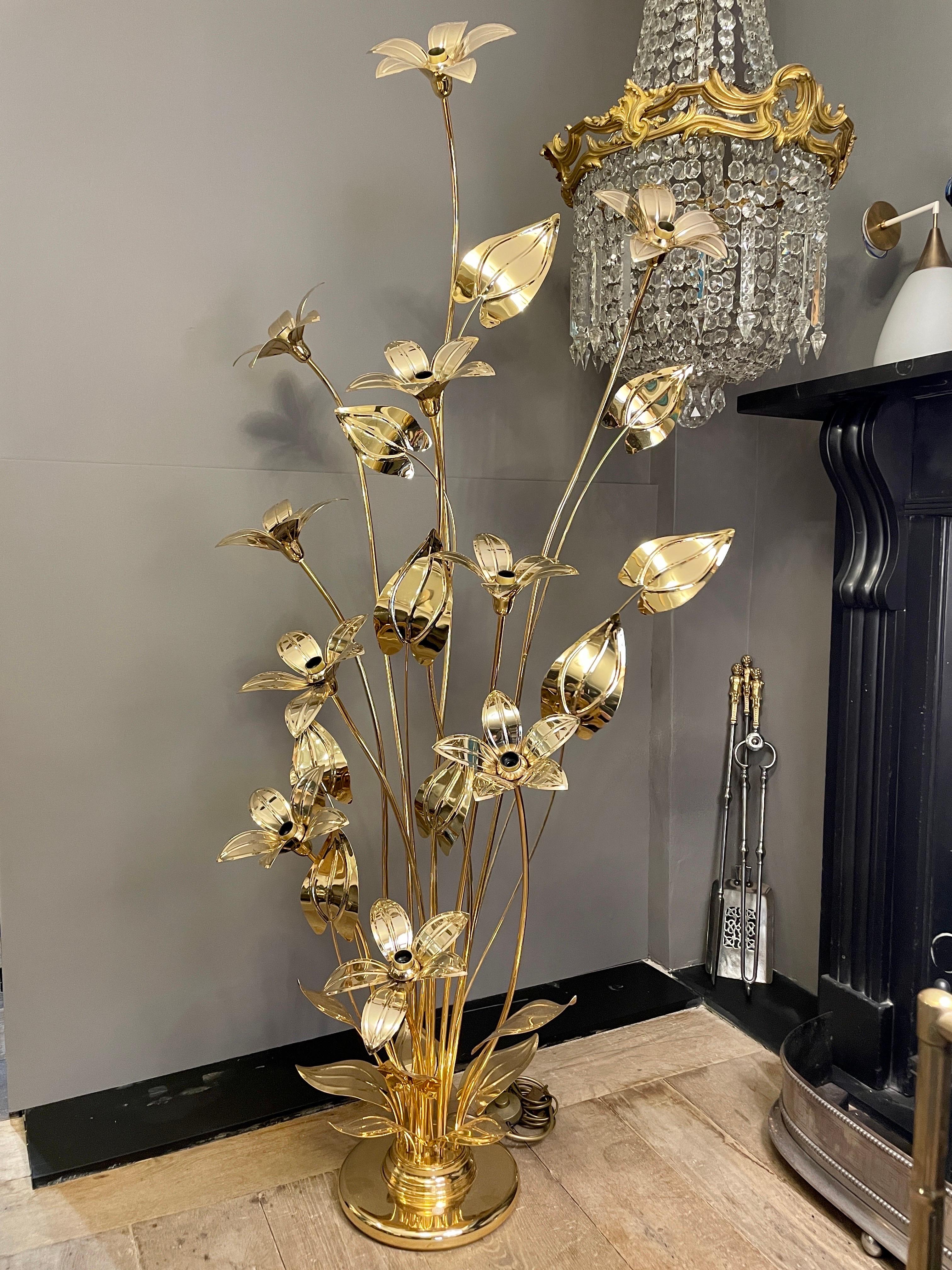 Eine hohe florale Stehlampe mit 10 Leuchten in Form von Blütenköpfen mit Stängeln und Blättern, die alle mit dem gleichen hohen Lack überzogen sind. In außergewöhnlichem Zustand. Wiederverkauft  von Les Arcades, einem hochwertigen Ausstellungsraum