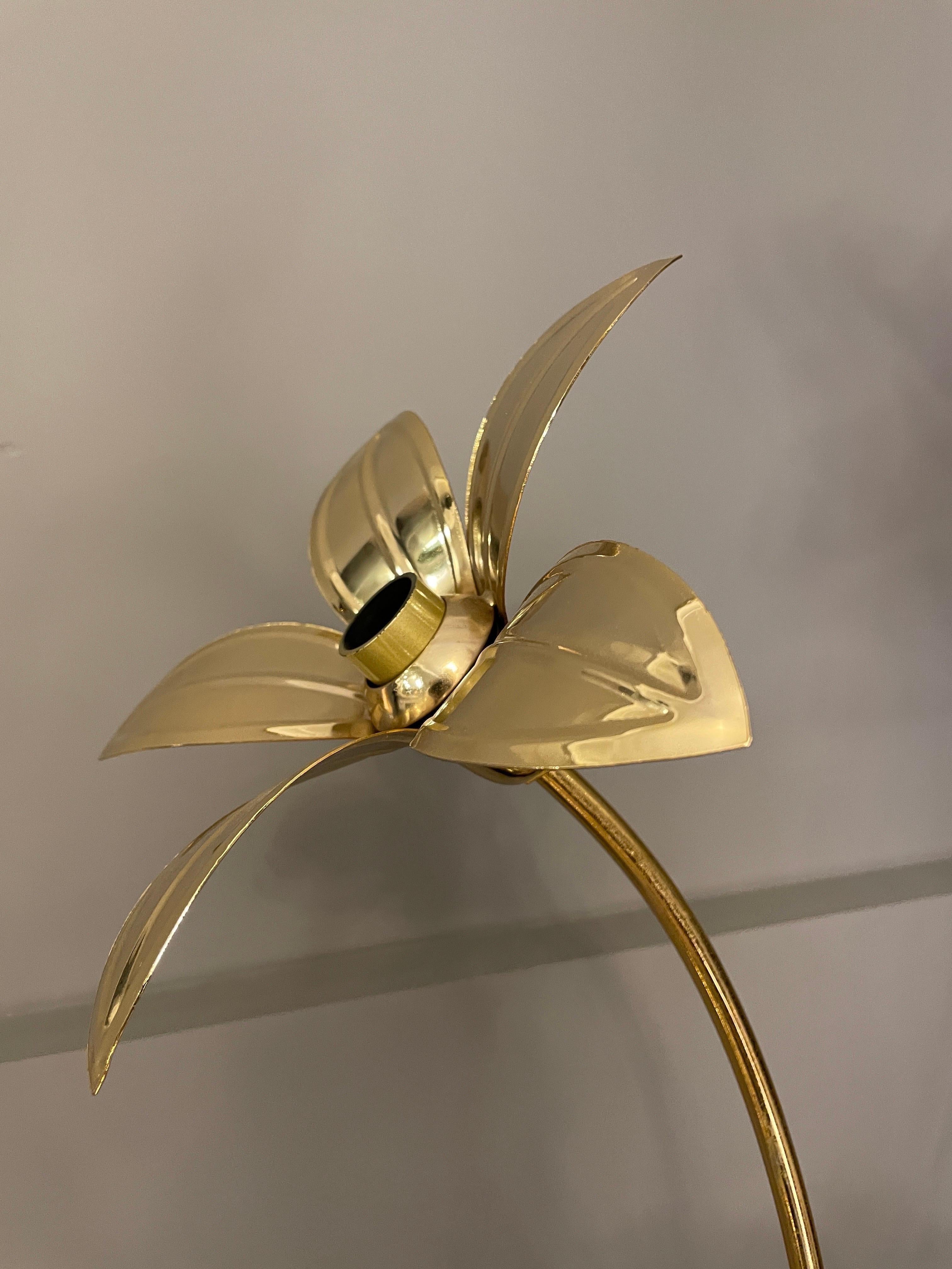 A Tall Flower Stehlampe aus Messing lackiert  (Europäisch) im Angebot
