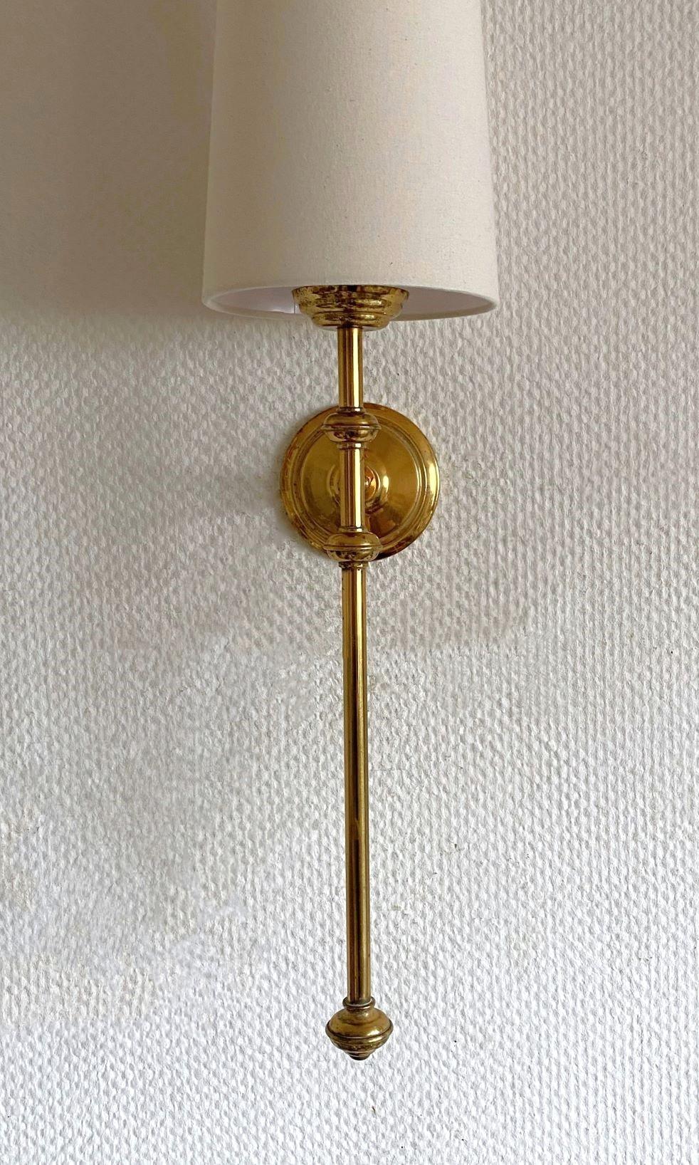 A tall French Maison Jansen Style Brass Wall Sconce, Wall Light, 1950s For Sale 1