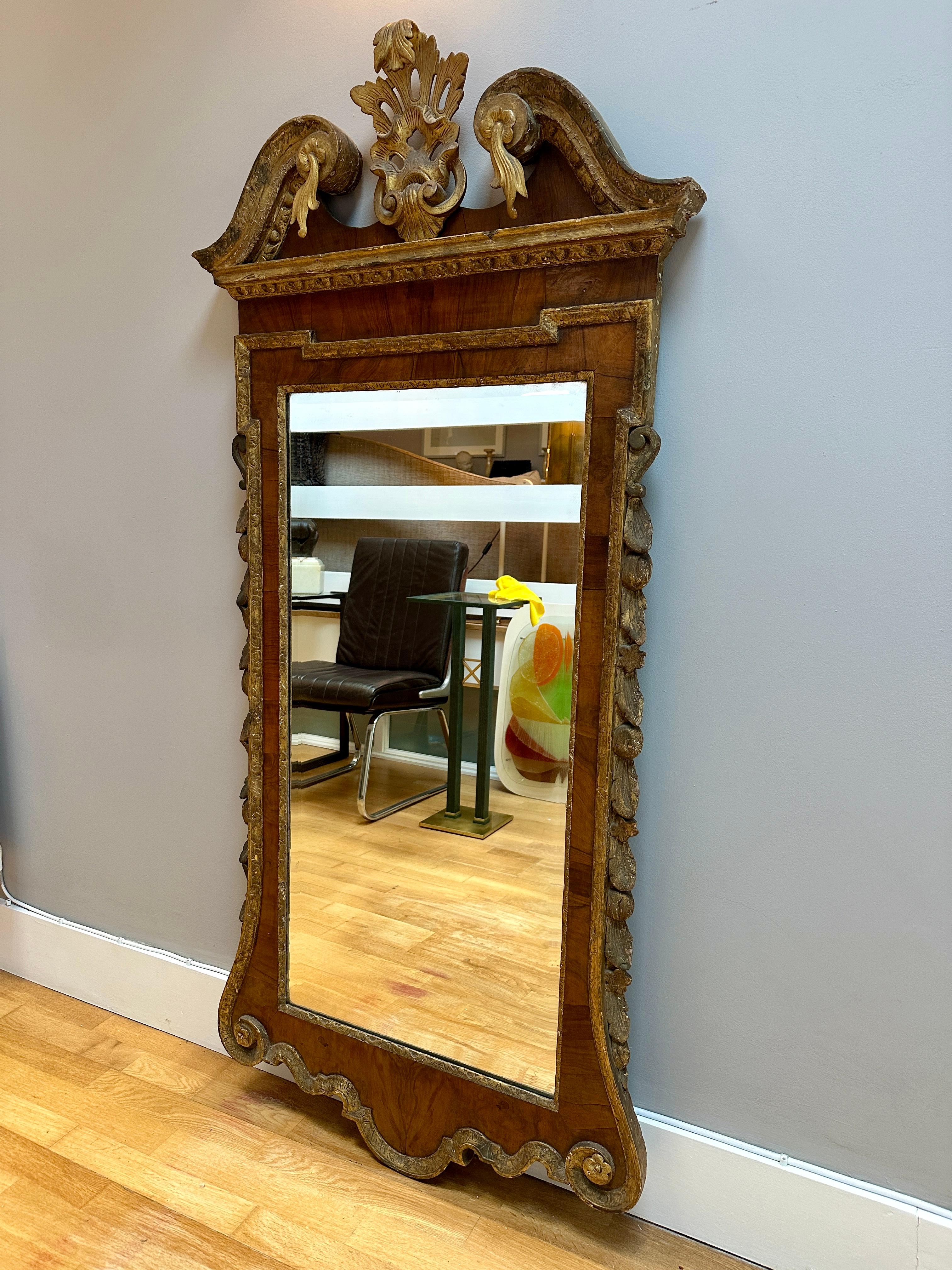 Grand miroir d'embarcadère George II en bois doré et noyer en vente 6