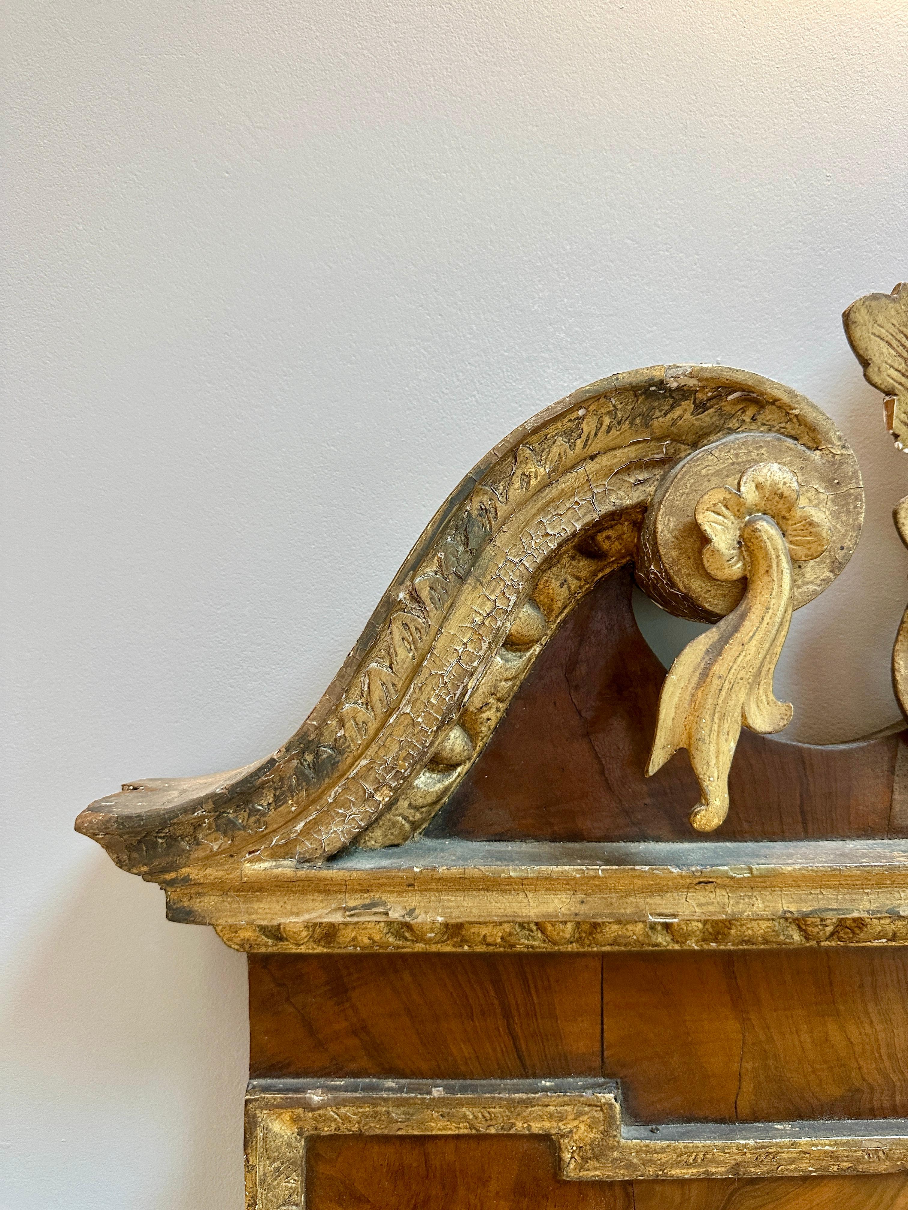 Miroir d'embarcadère anglais de style géorgien en noyer et bois doré. La plaque de miroir biseautée a probablement été remplacée à un moment donné à la fin du C.C. 
Le corps du miroir est en noyer avec des bordures en bois doré. Le sommet à fronton