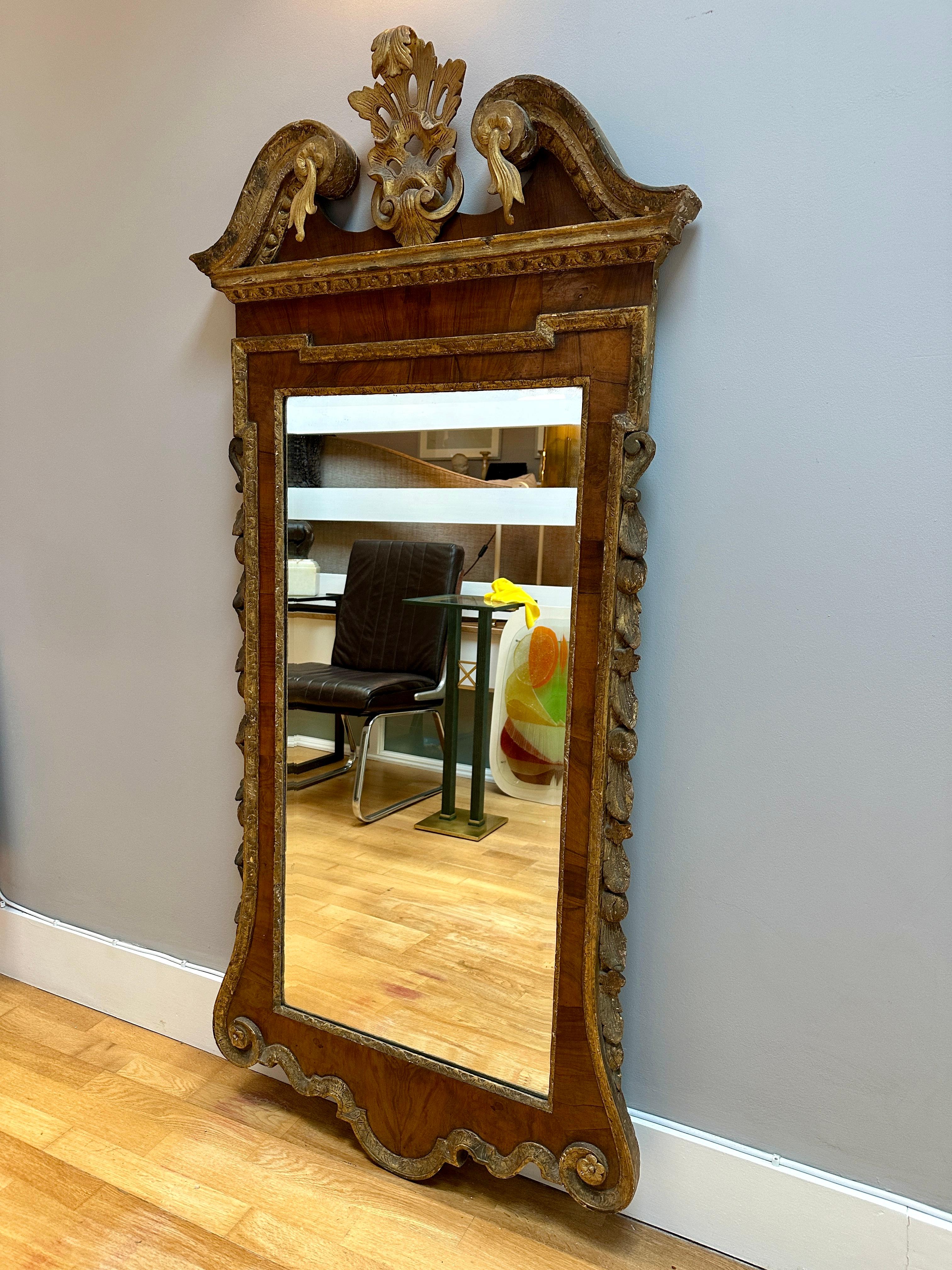 Grand miroir d'embarcadère George II en bois doré et noyer en vente 1
