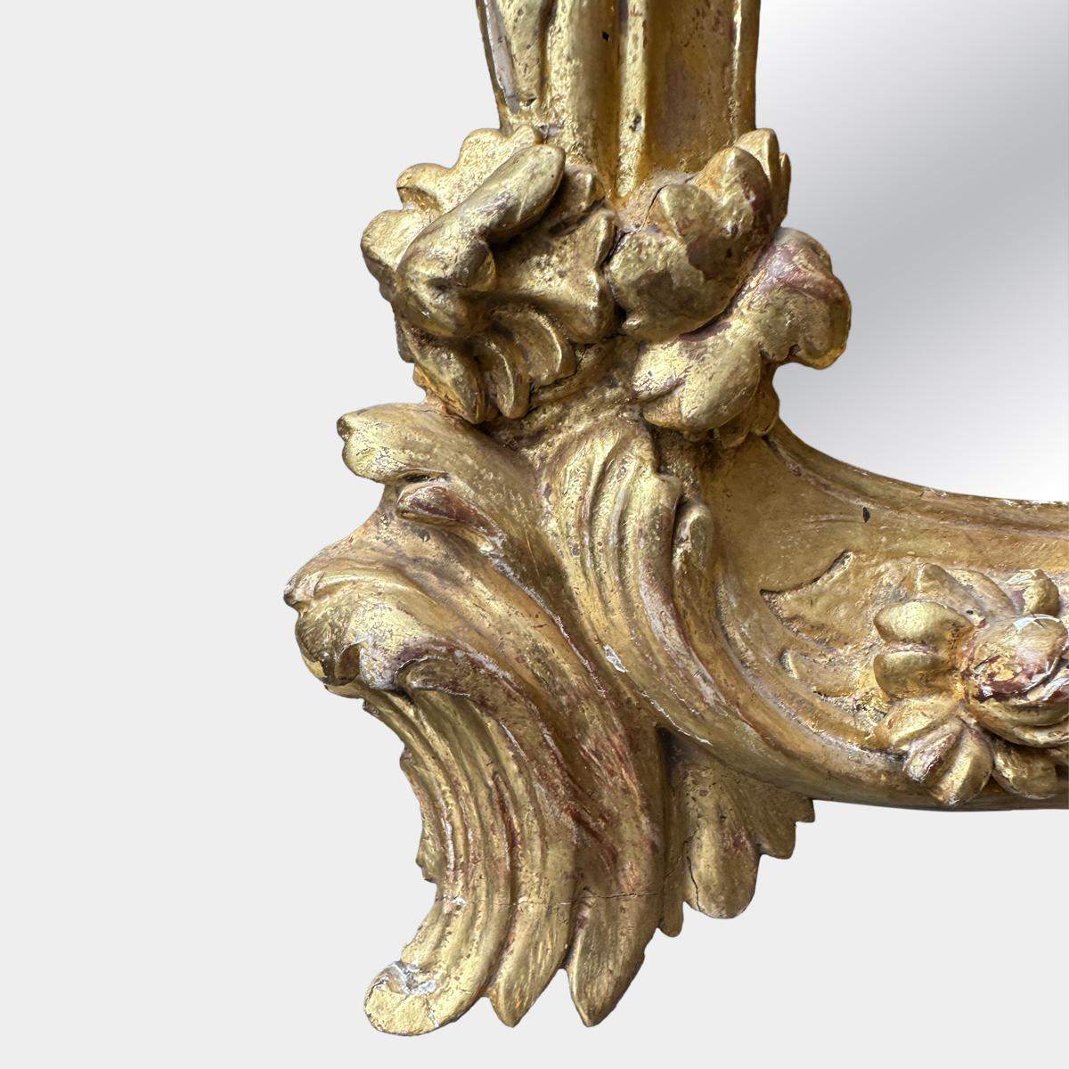 Anglais Un grand modèle sculpté de George III  Miroir d'embarcadère Rococo en bois doré en vente
