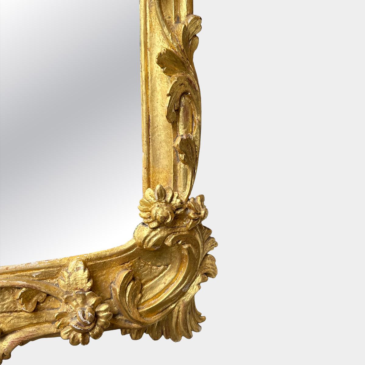 Fin du XVIIIe siècle Un grand modèle sculpté de George III  Miroir d'embarcadère Rococo en bois doré en vente