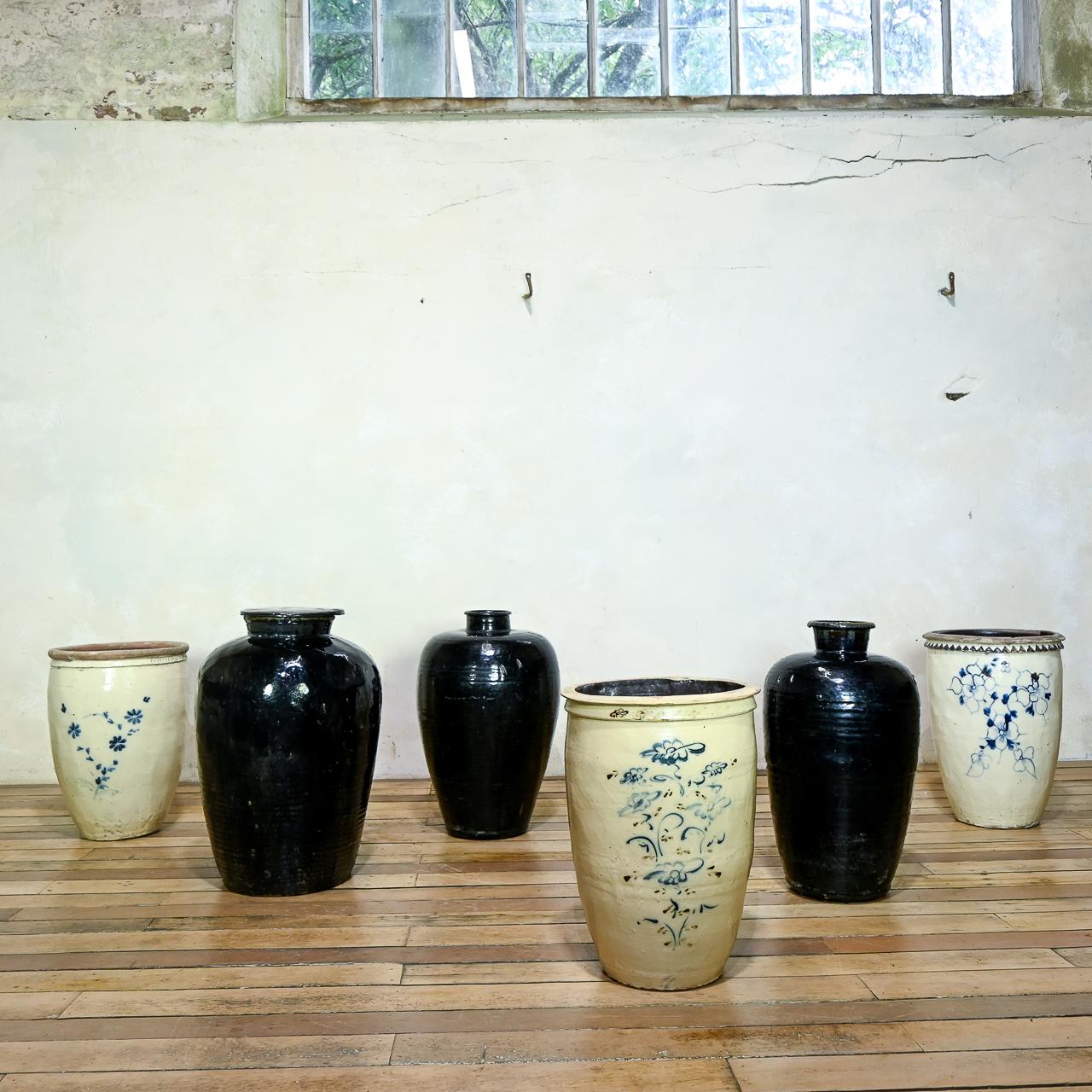 Grande vaso per vino di riso cinese del XIX secolo Dalla provincia dello Shanxi - 1890 circa. Il design è aggraziato e gli elementi dei dettagli modellati a mano sono visibili ovunque, con una splendida patina nera profonda. Caratterizzato da