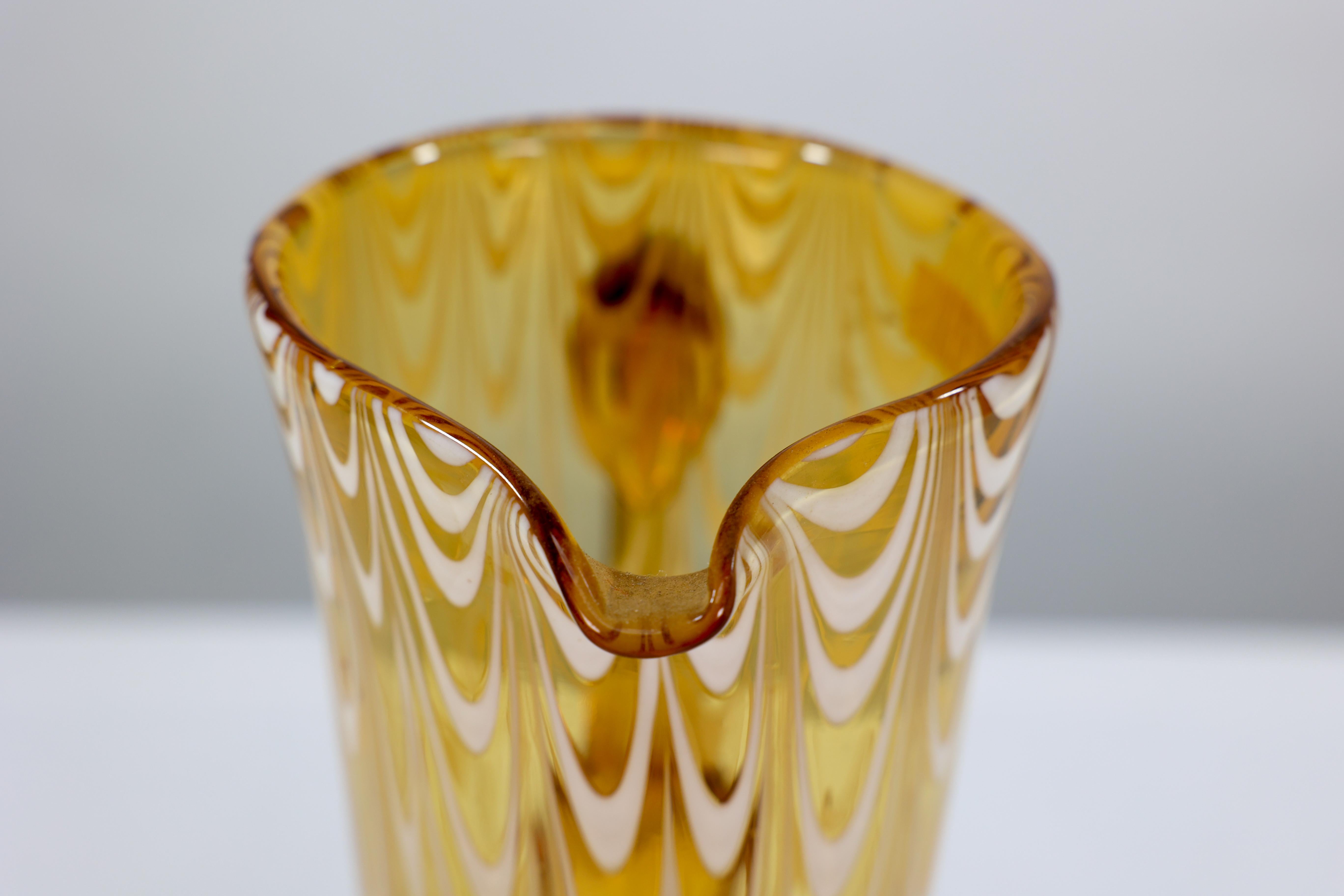 An Art Deco tall lemonade jug and a matching pair of drinking glasses. For Sale 7