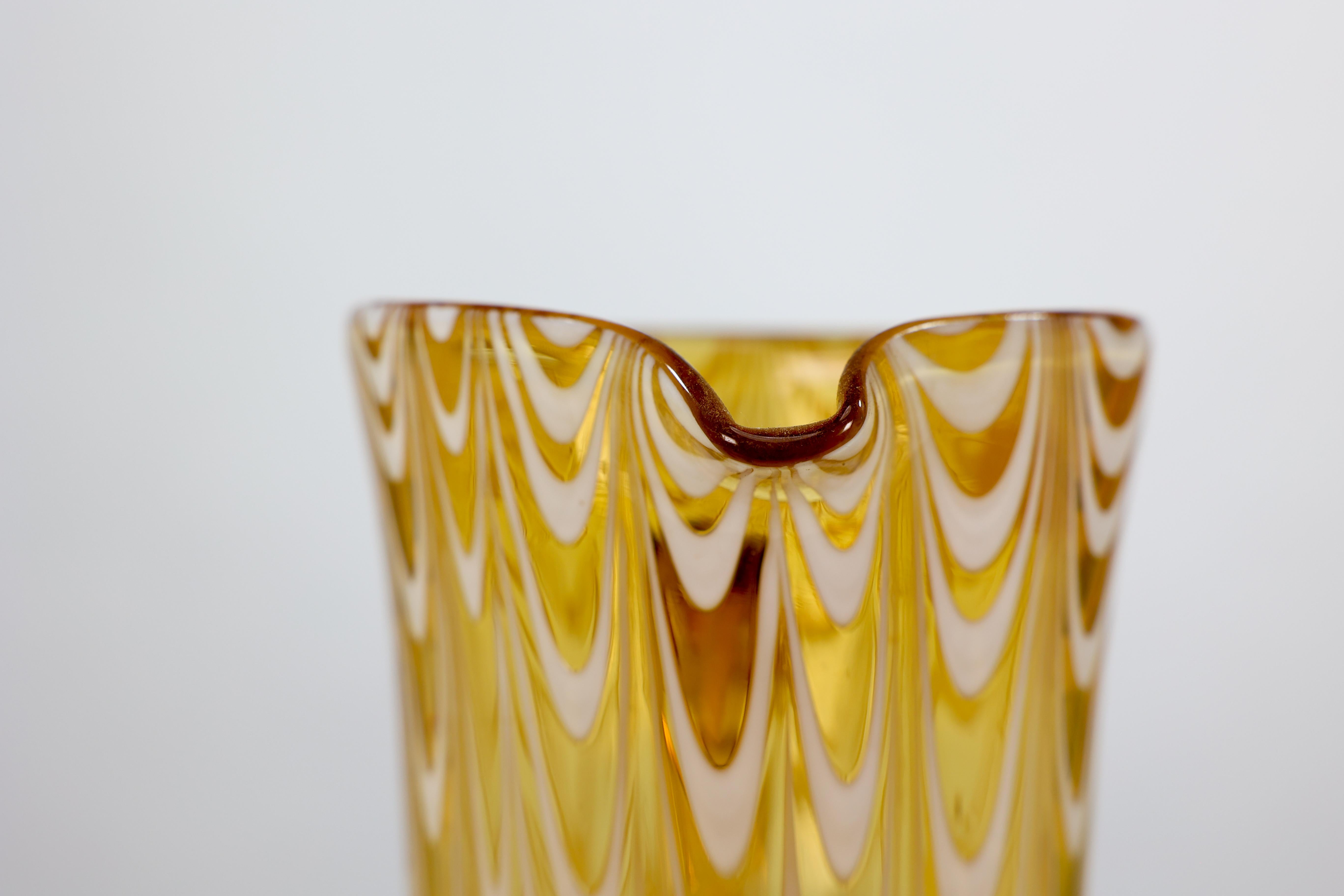 An Art Deco tall lemonade jug and a matching pair of drinking glasses. For Sale 8