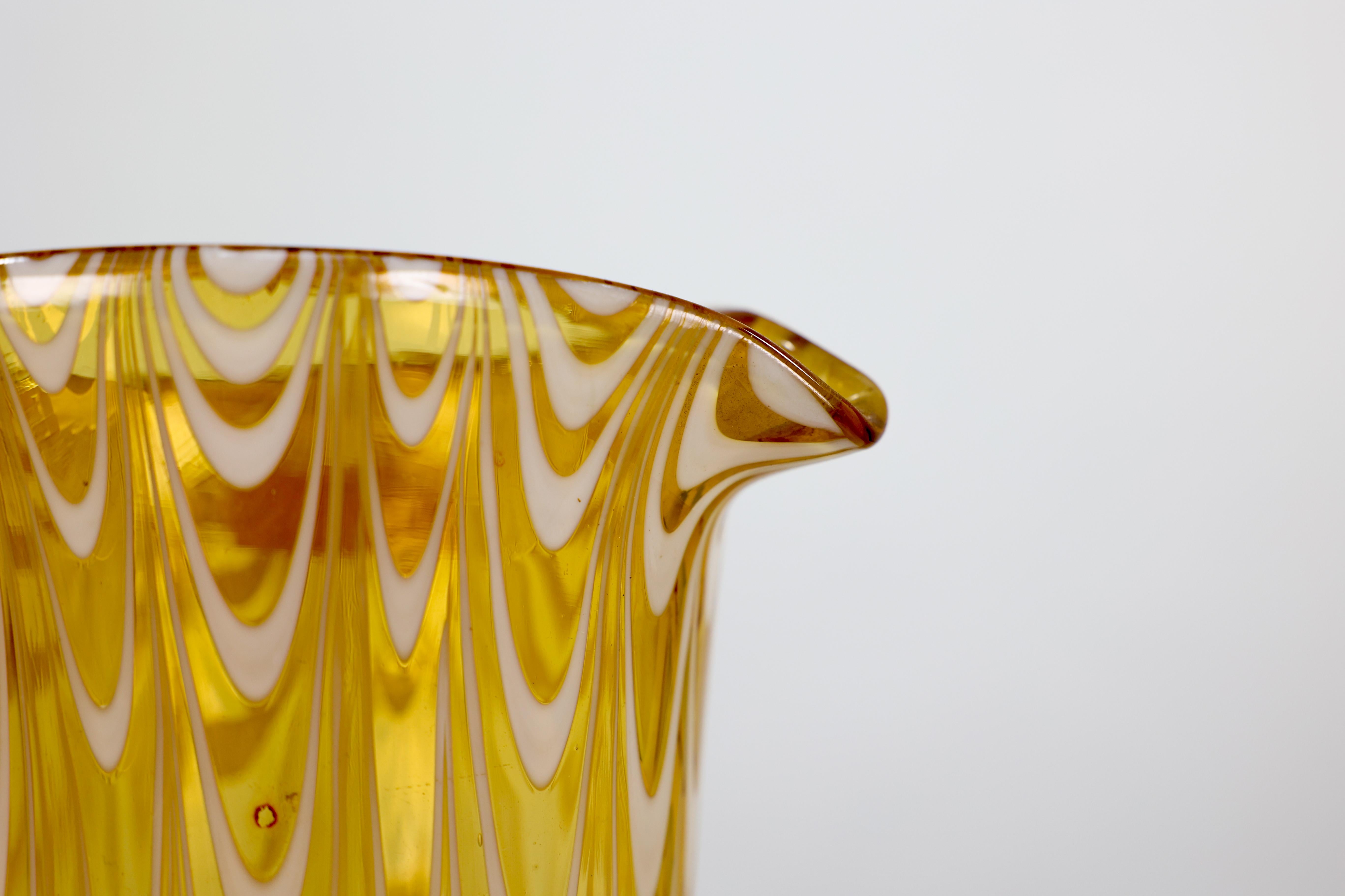 An Art Deco tall lemonade jug and a matching pair of drinking glasses. For Sale 9