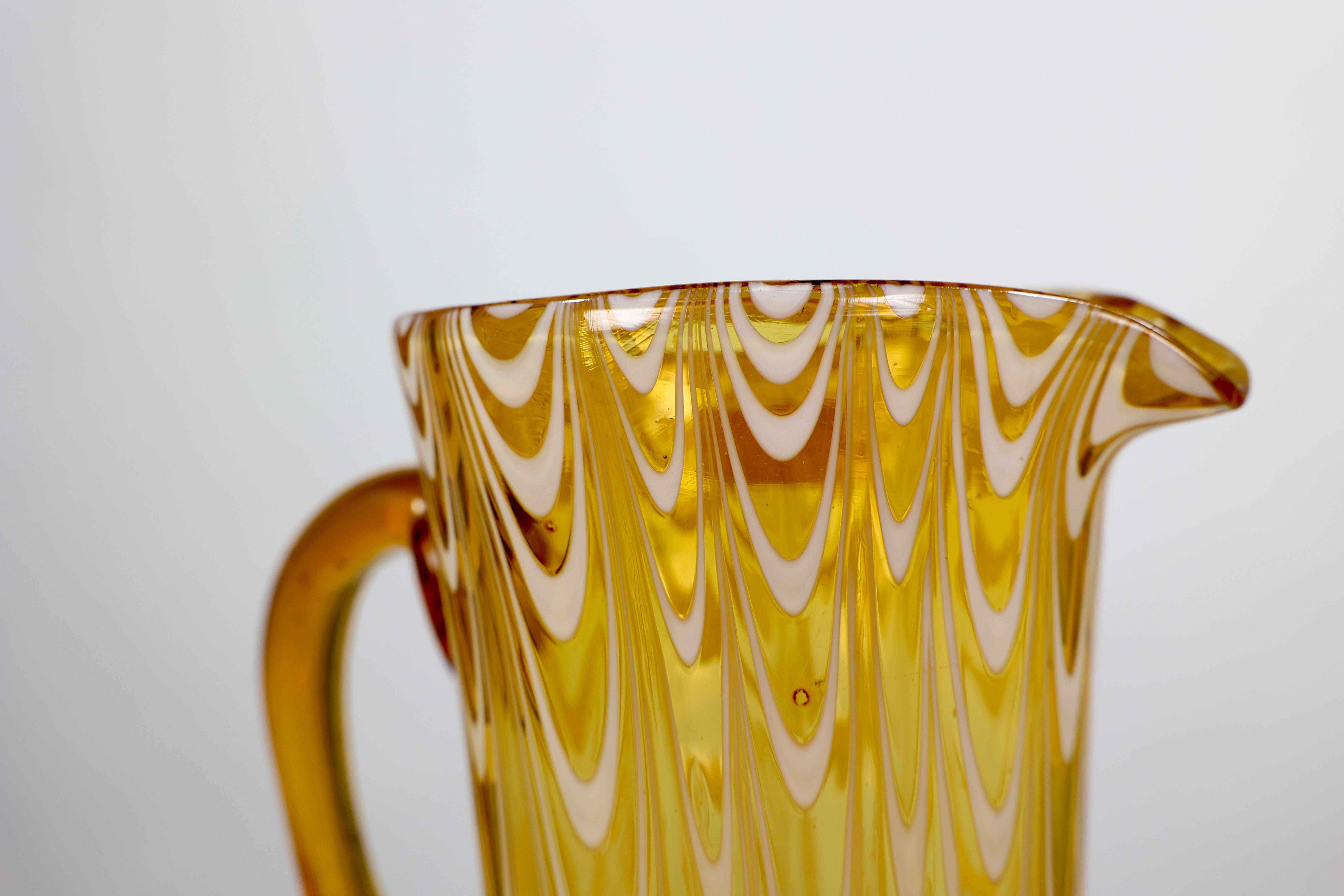 An Art Deco tall lemonade jug and a matching pair of drinking glasses. For Sale 10