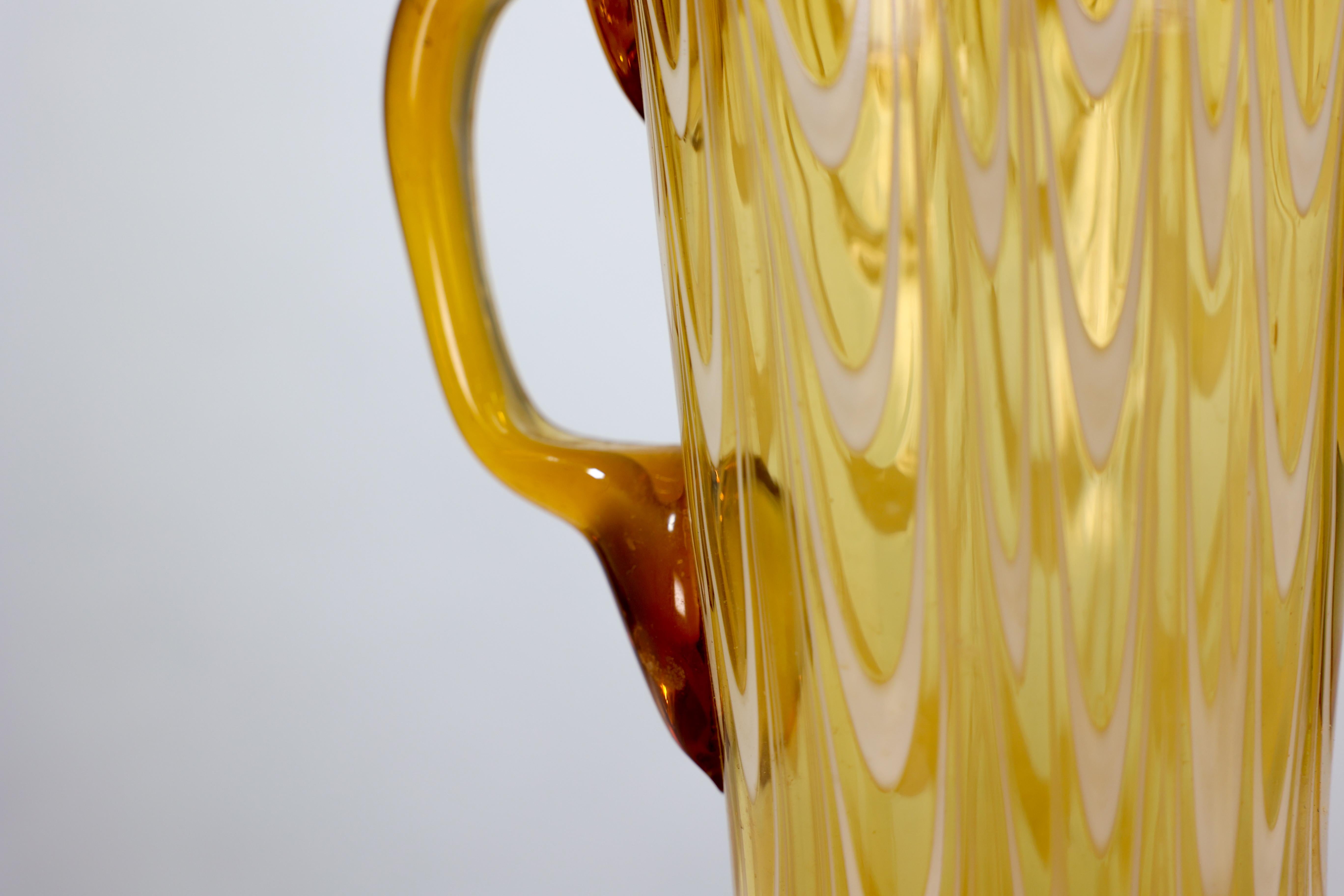 An Art Deco tall lemonade jug and a matching pair of drinking glasses. For Sale 11