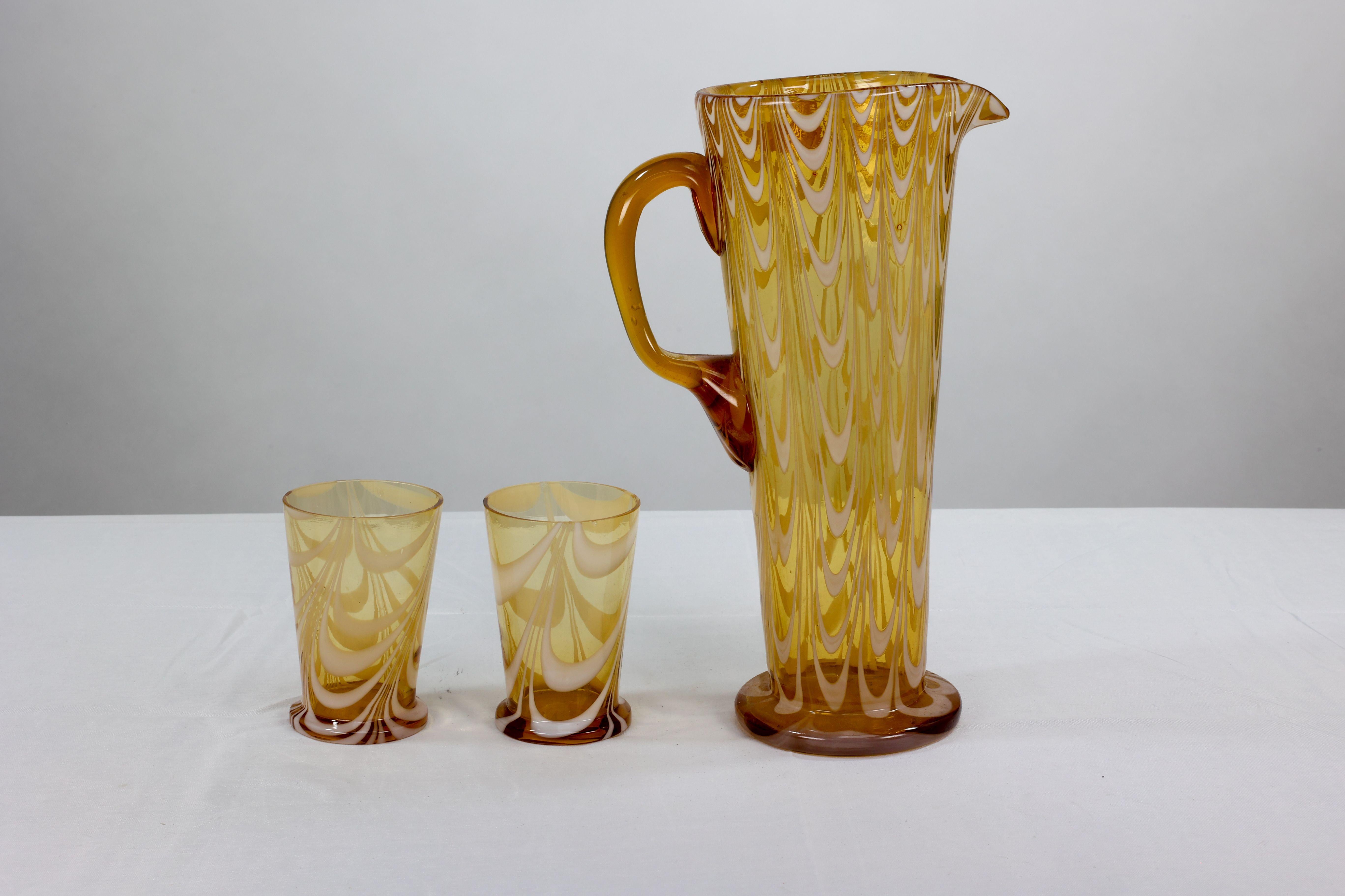 English An Art Deco tall lemonade jug and a matching pair of drinking glasses. For Sale