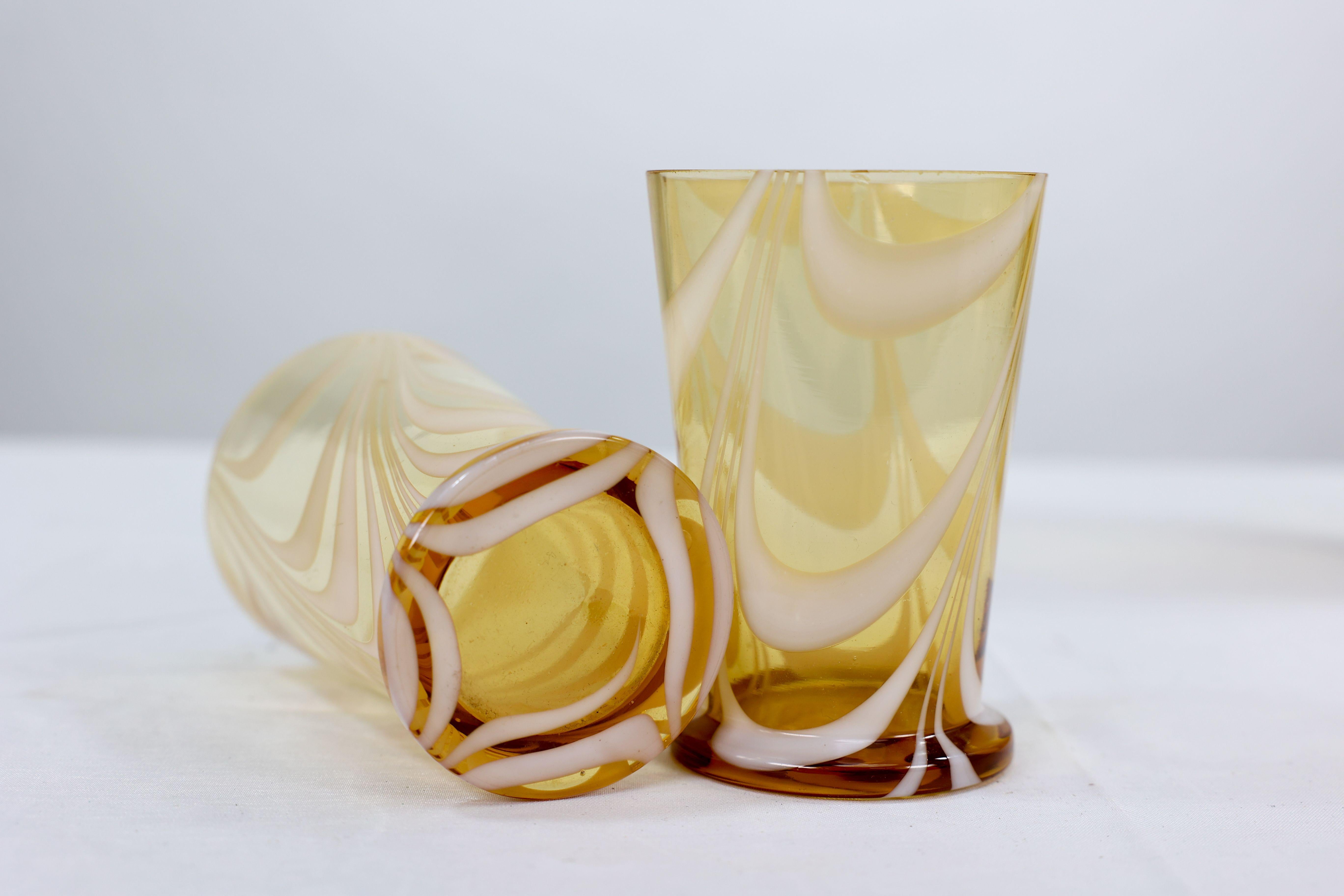 An Art Deco tall lemonade jug and a matching pair of drinking glasses. For Sale 2