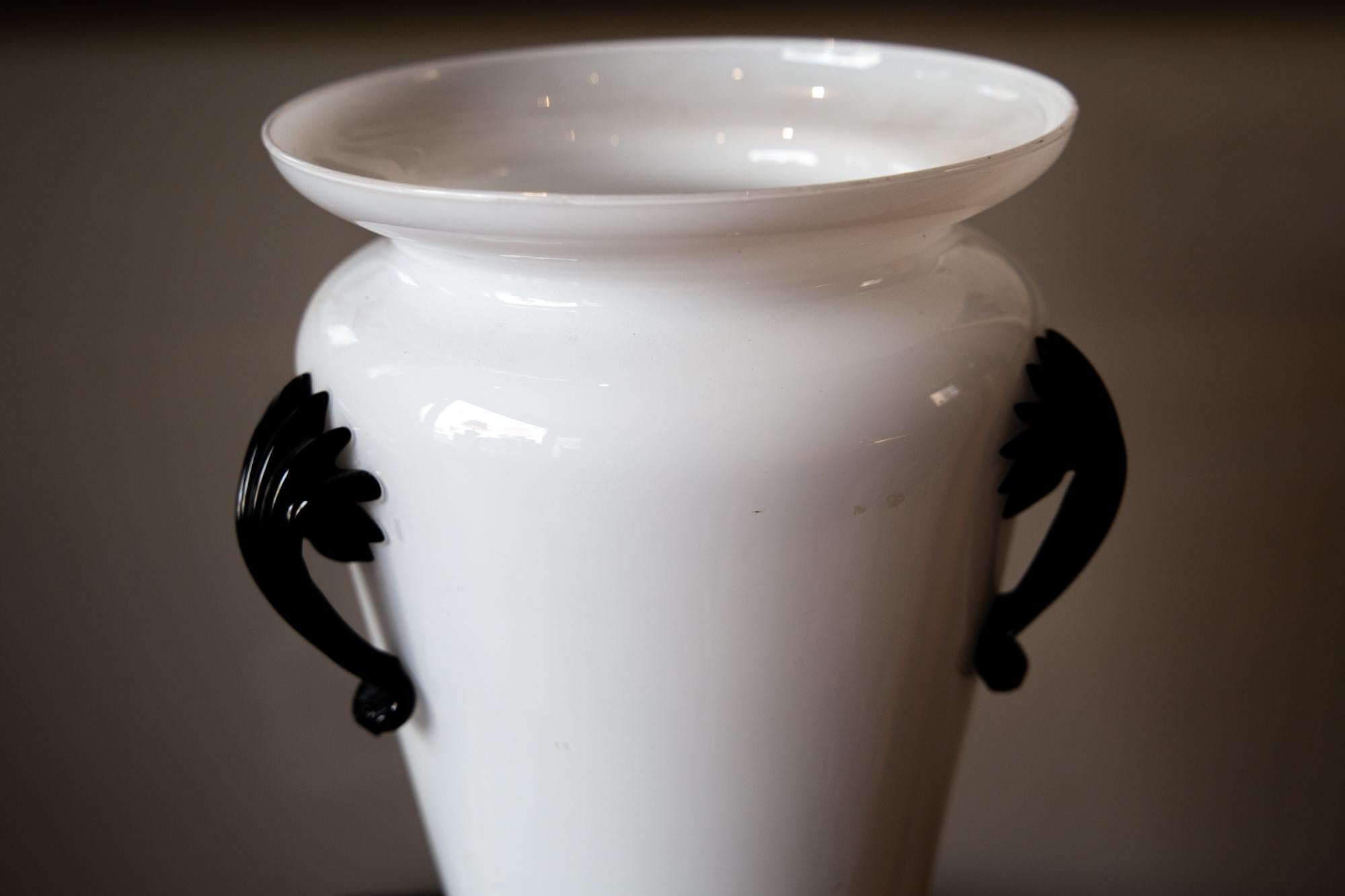 Un grand vase opaque blanc de Murano du milieu du siècle dernier avec poignées en forme de torche noire, Italie  Bon état - En vente à London, GB
