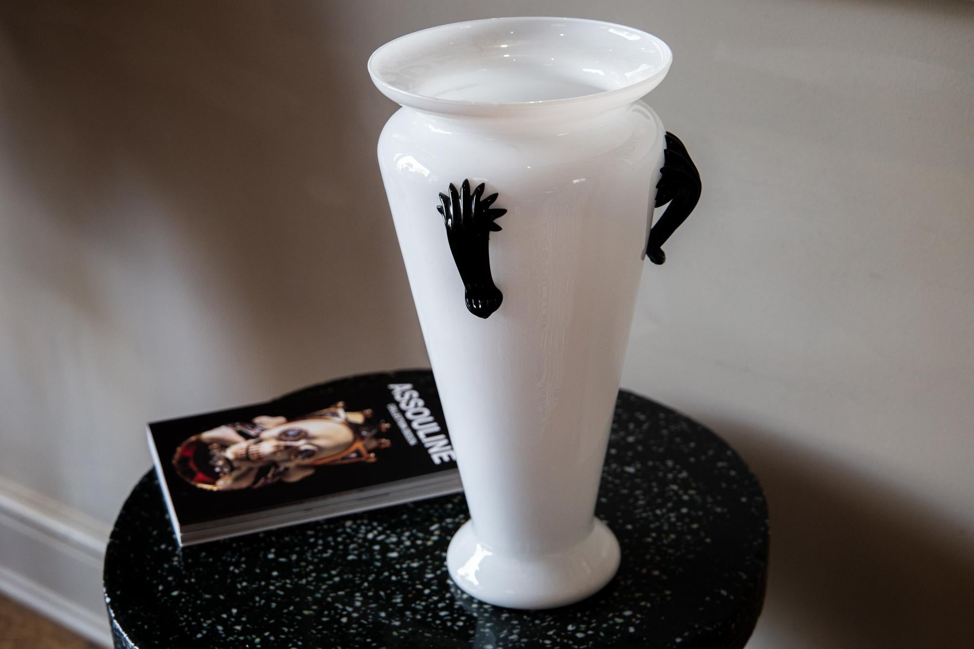 Milieu du XXe siècle Un grand vase opaque blanc de Murano du milieu du siècle dernier avec poignées en forme de torche noire, Italie  en vente
