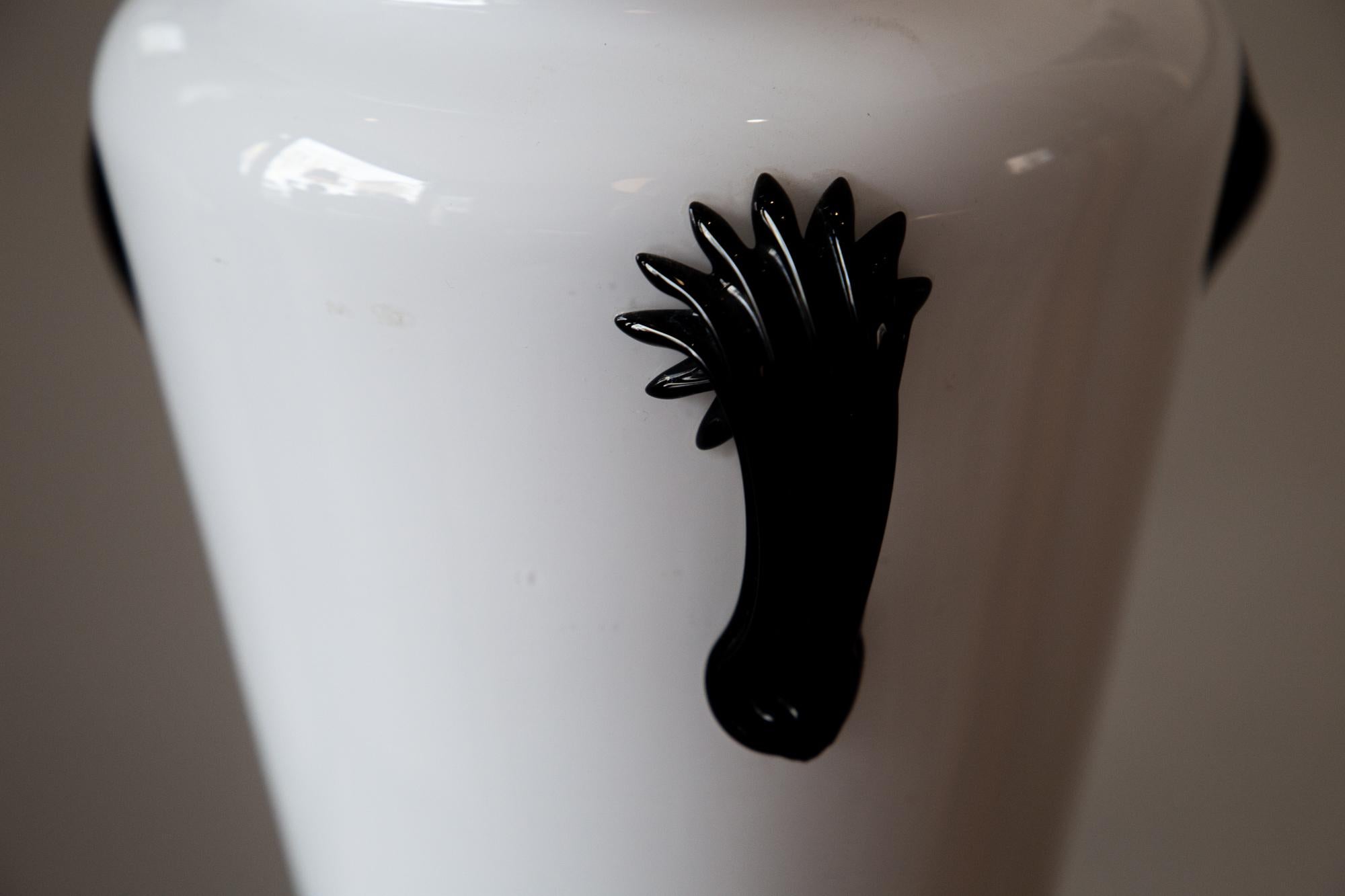 Verre de Murano Un grand vase opaque blanc de Murano du milieu du siècle dernier avec poignées en forme de torche noire, Italie  en vente