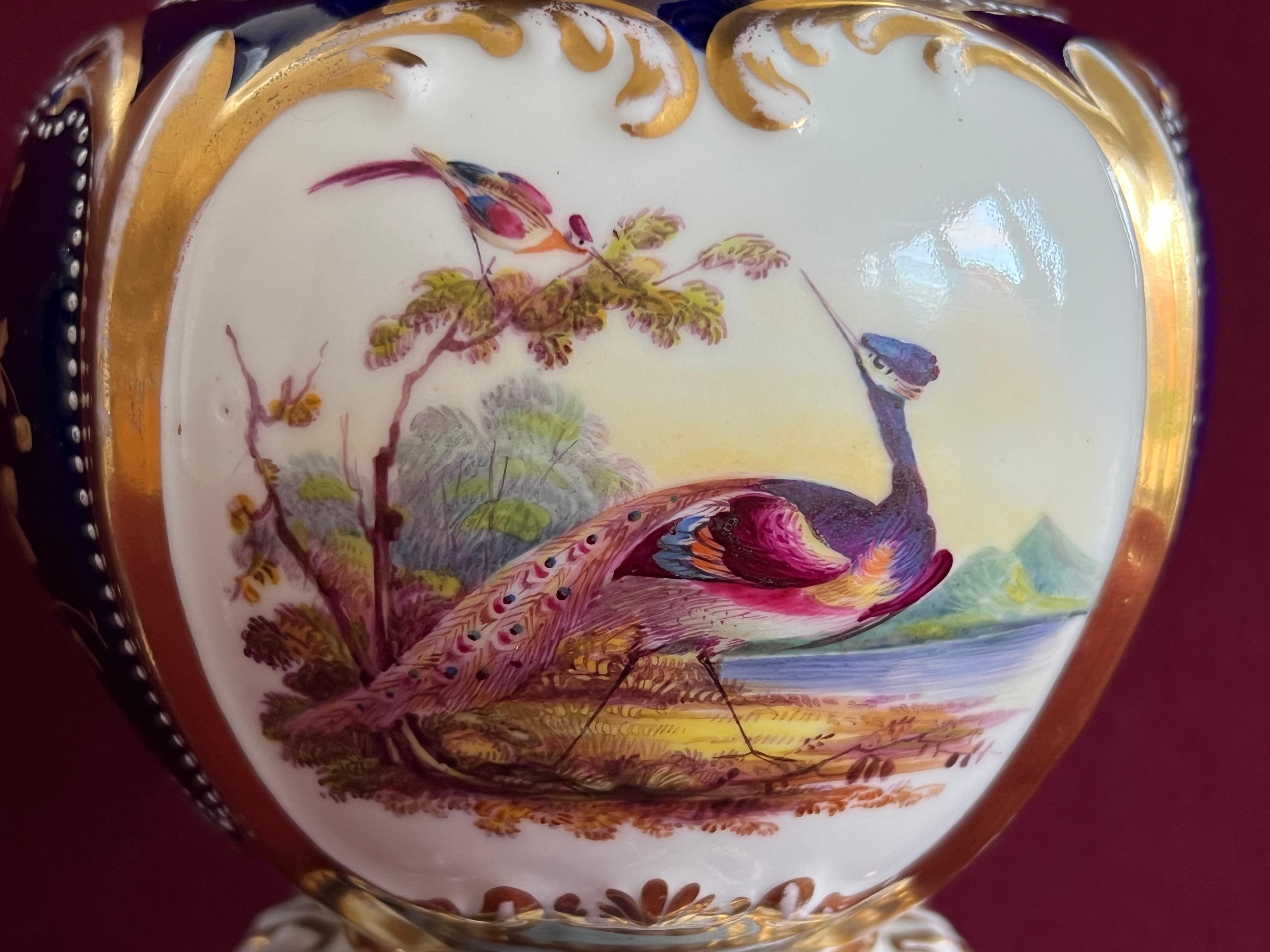 XIXe siècle Une grande paire de vases en porcelaine de Chamberlain Worcester vers 1842-1845 en vente