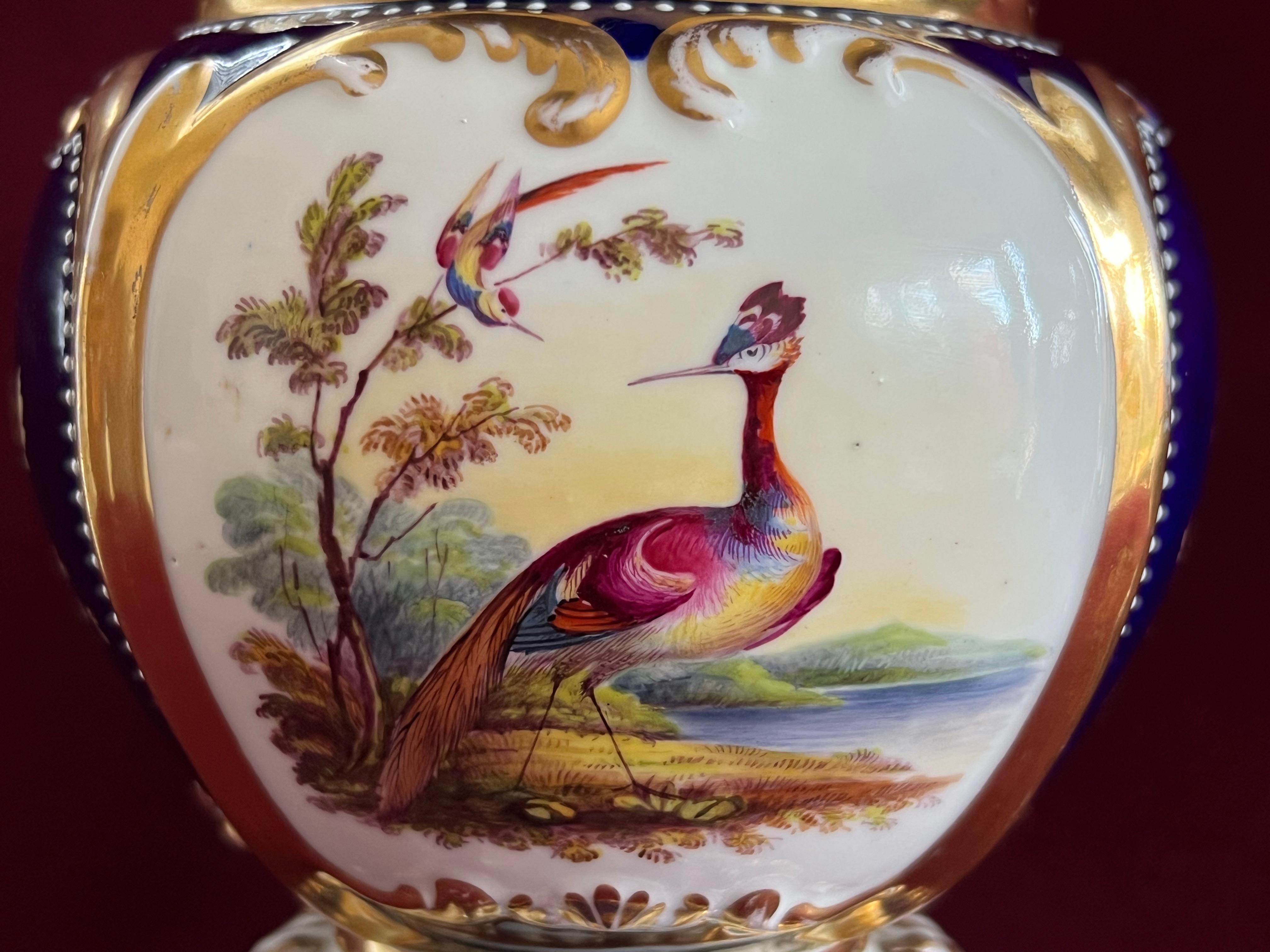 Ein hohes Paar Chamberlain Worcester-Porzellanvasen aus dem Jahr 1842-1845 im Angebot 1