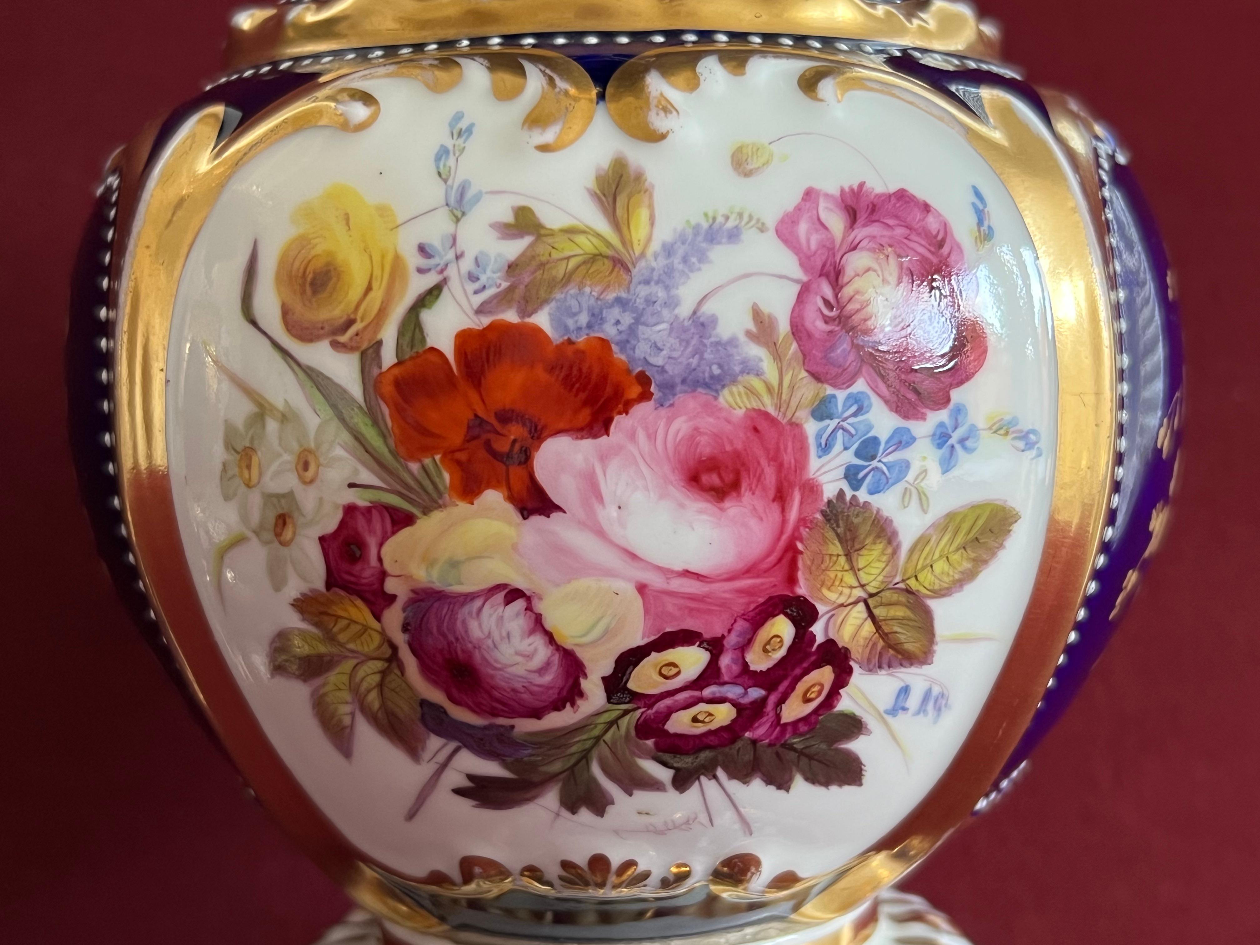 Une grande paire de vases en porcelaine de Chamberlain Worcester vers 1842-1845 en vente 2