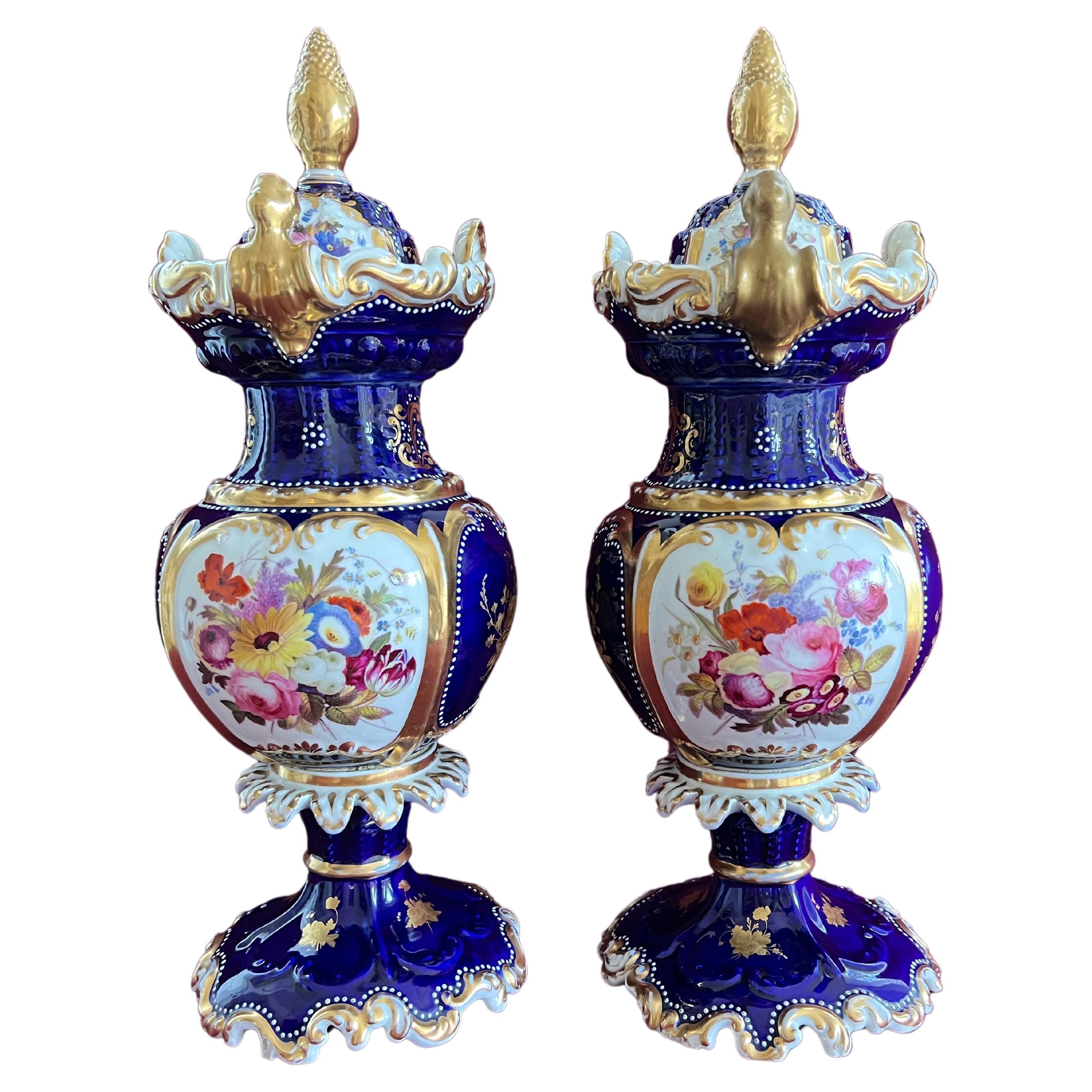 Une grande paire de vases en porcelaine de Chamberlain Worcester vers 1842-1845 en vente