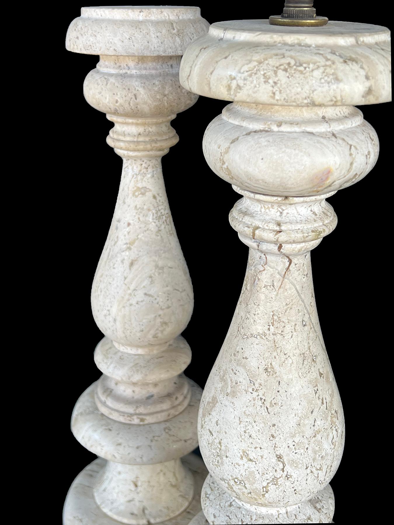 Ein hohes Paar Lampen aus Travertin im Barockstil von Paul Ferrante in Balusterform (Geschnitzt) im Angebot
