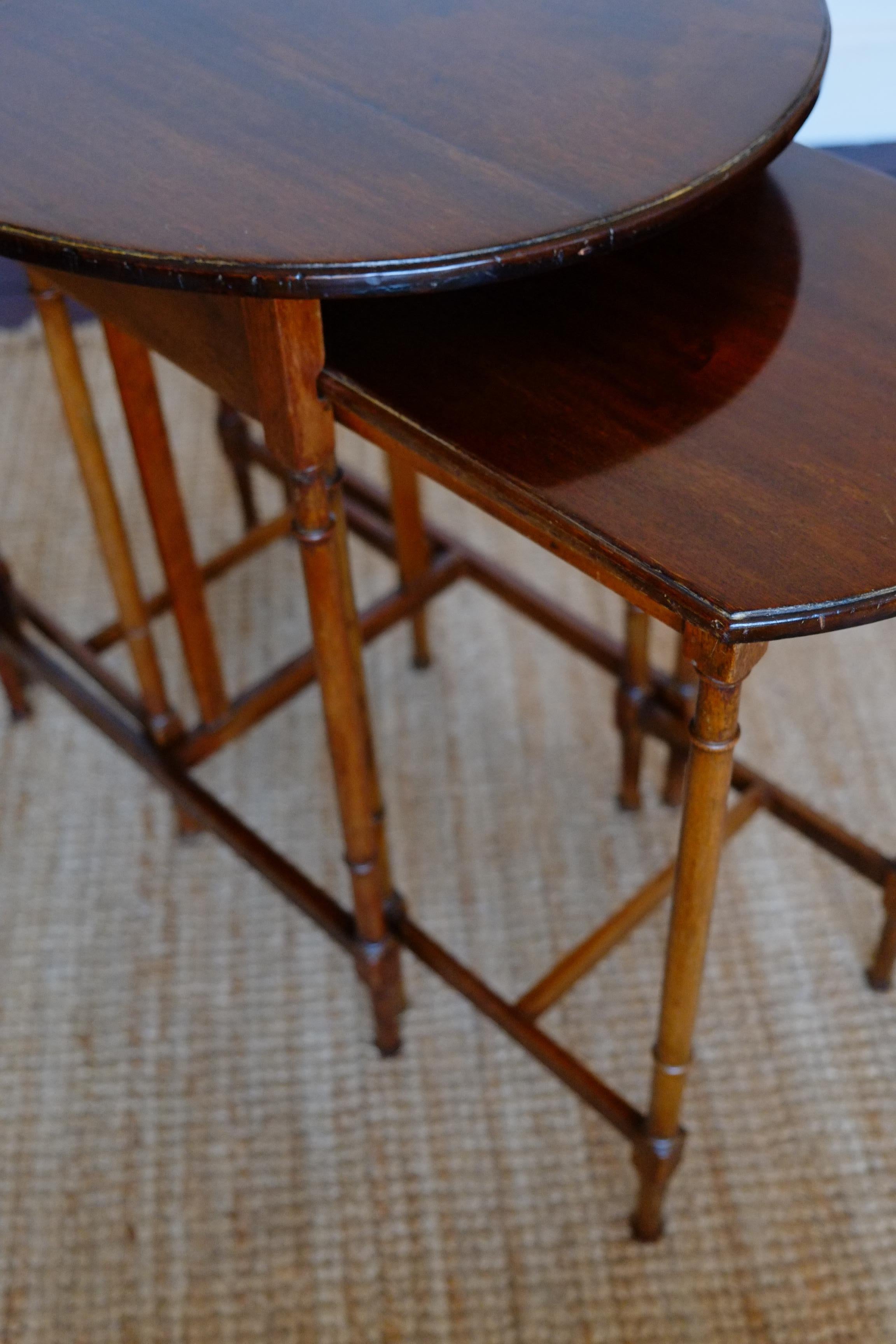 A tall set of 3 Antique mahogany oval nesting tables. England c.1900 For Sale 2