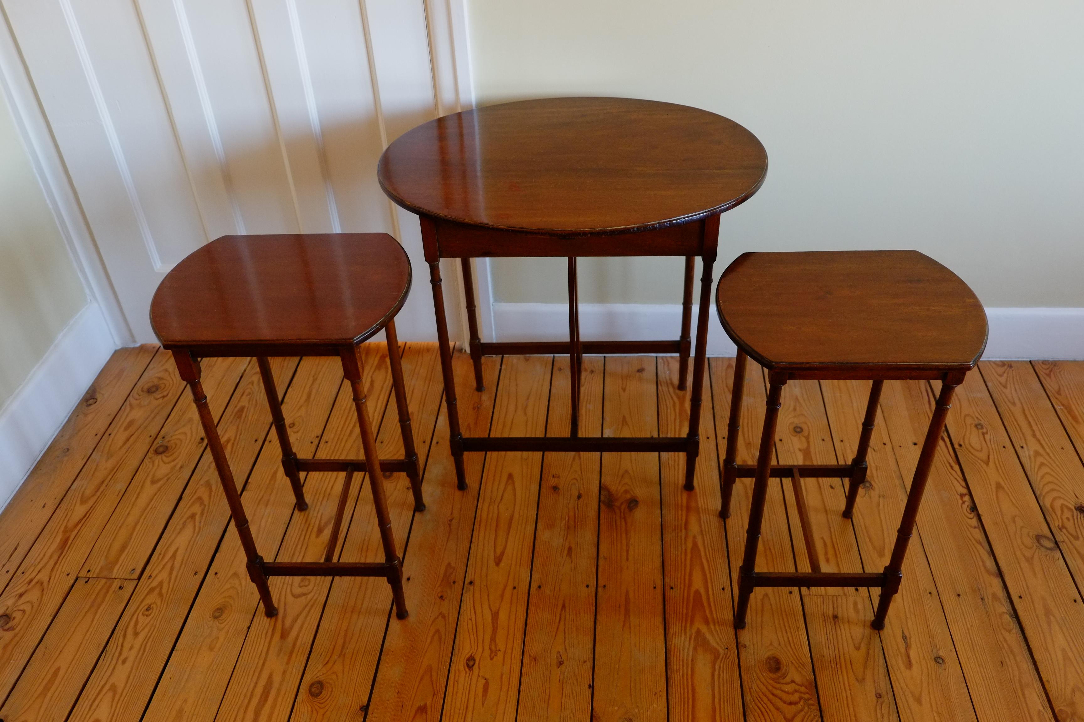 A tall set of 3 Antique mahogany oval nesting tables. England c.1900 For Sale 3