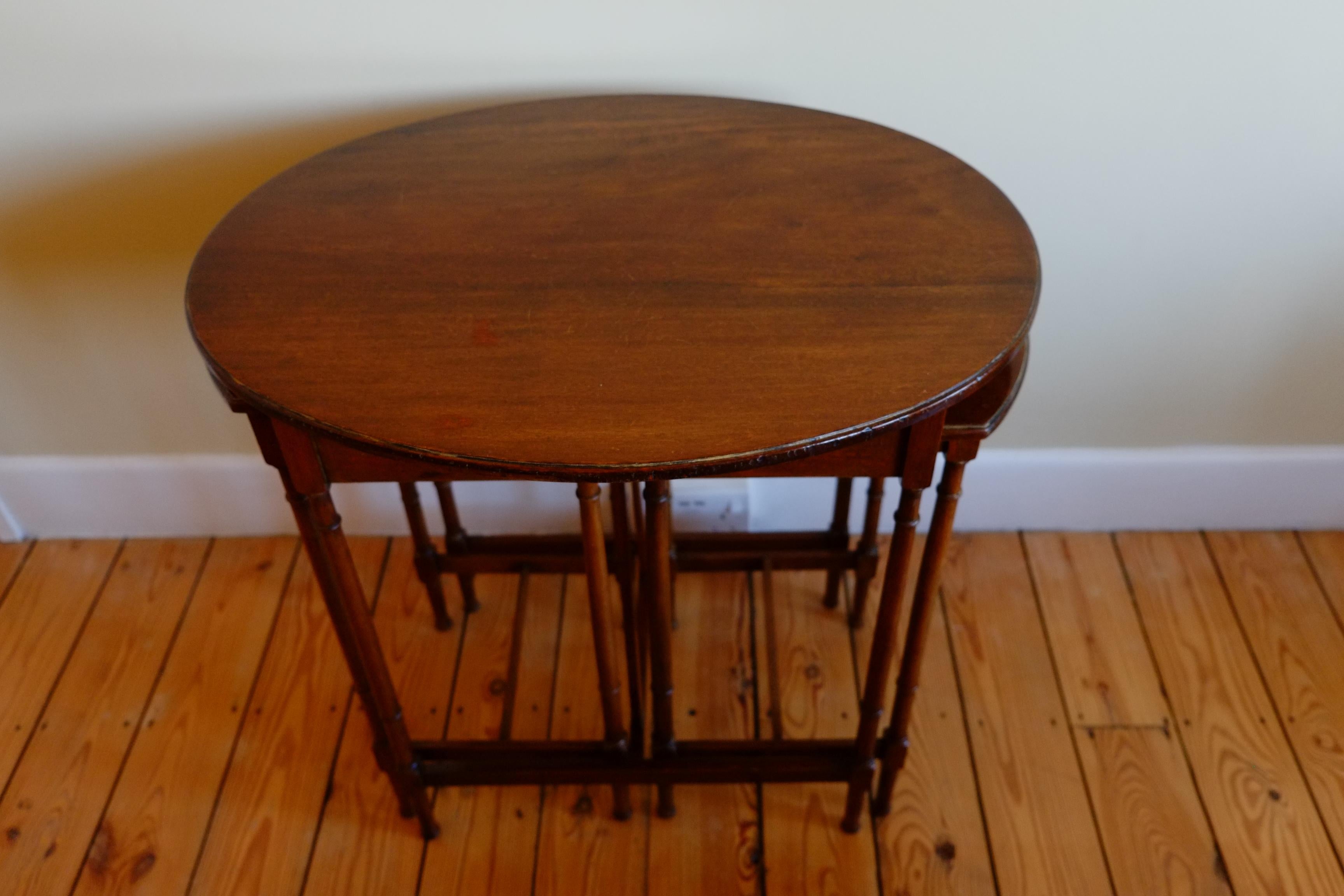 A tall set of 3 Antique mahogany oval nesting tables. England c.1900 For Sale 4
