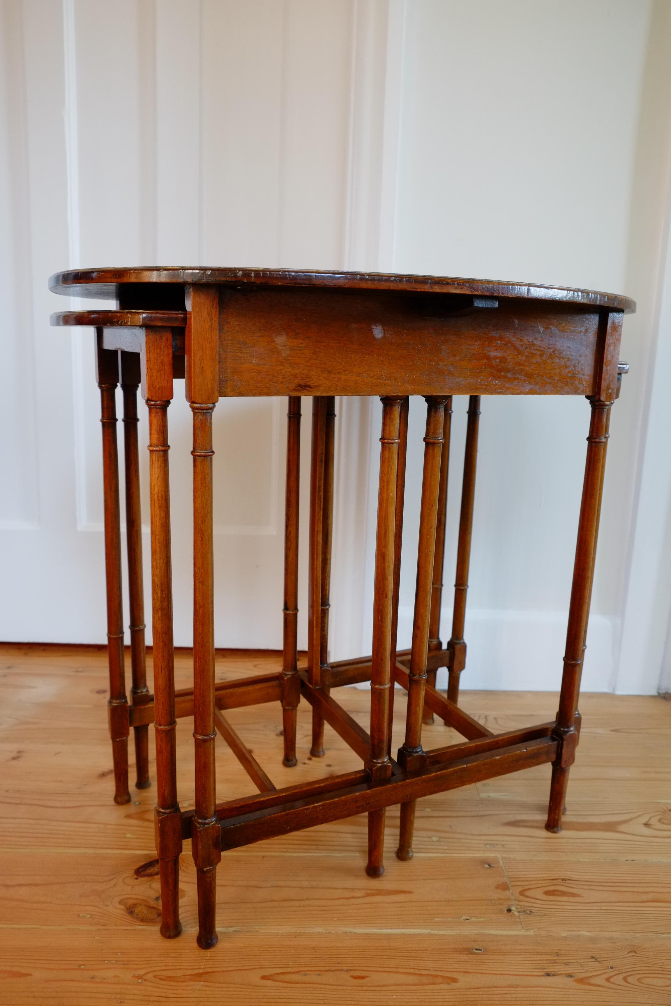 A tall set of 3 Antique mahogany oval nesting tables. England c.1900 For Sale 5