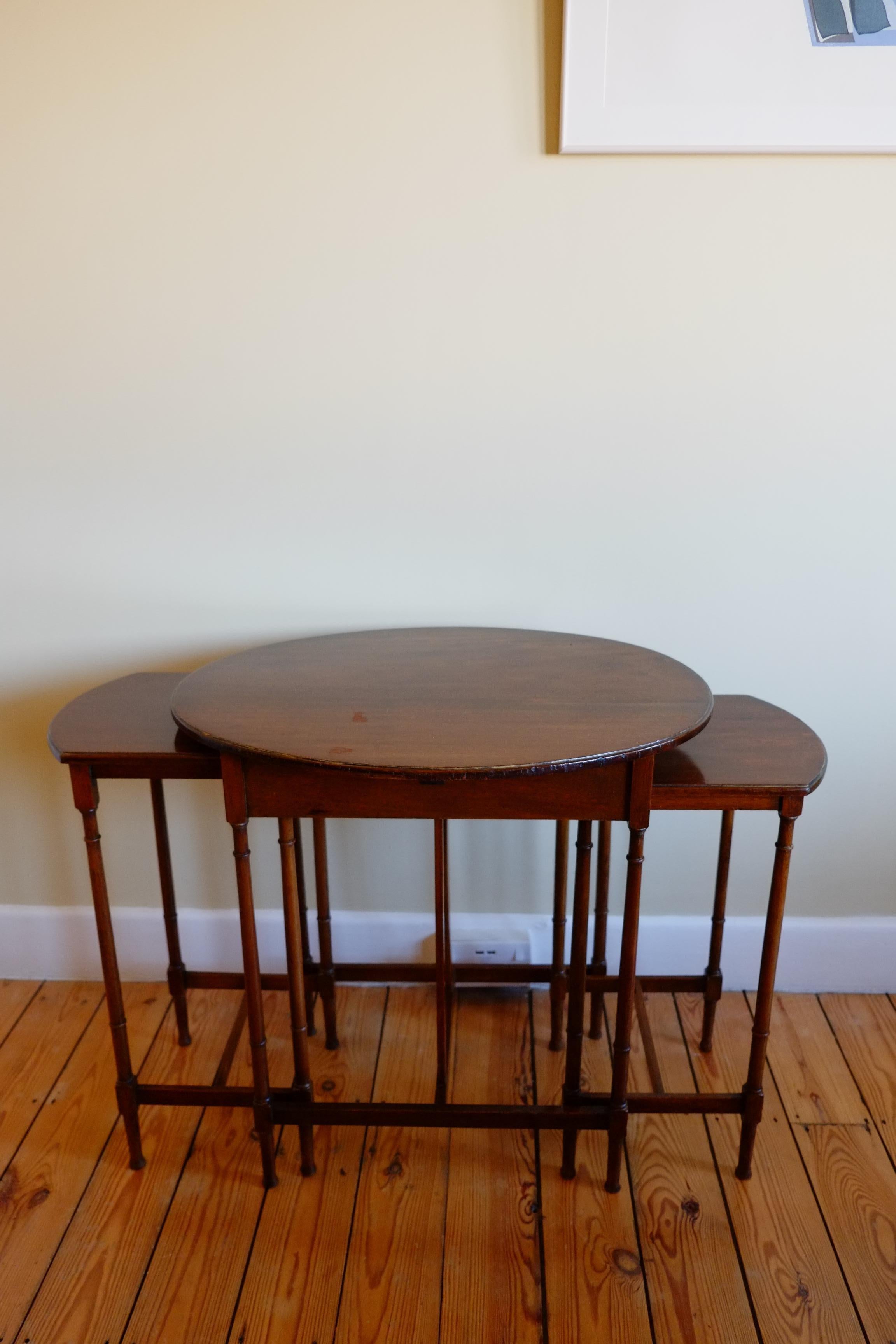 A tall set of 3 Antique mahogany oval nesting tables. England c.1900 For Sale 6
