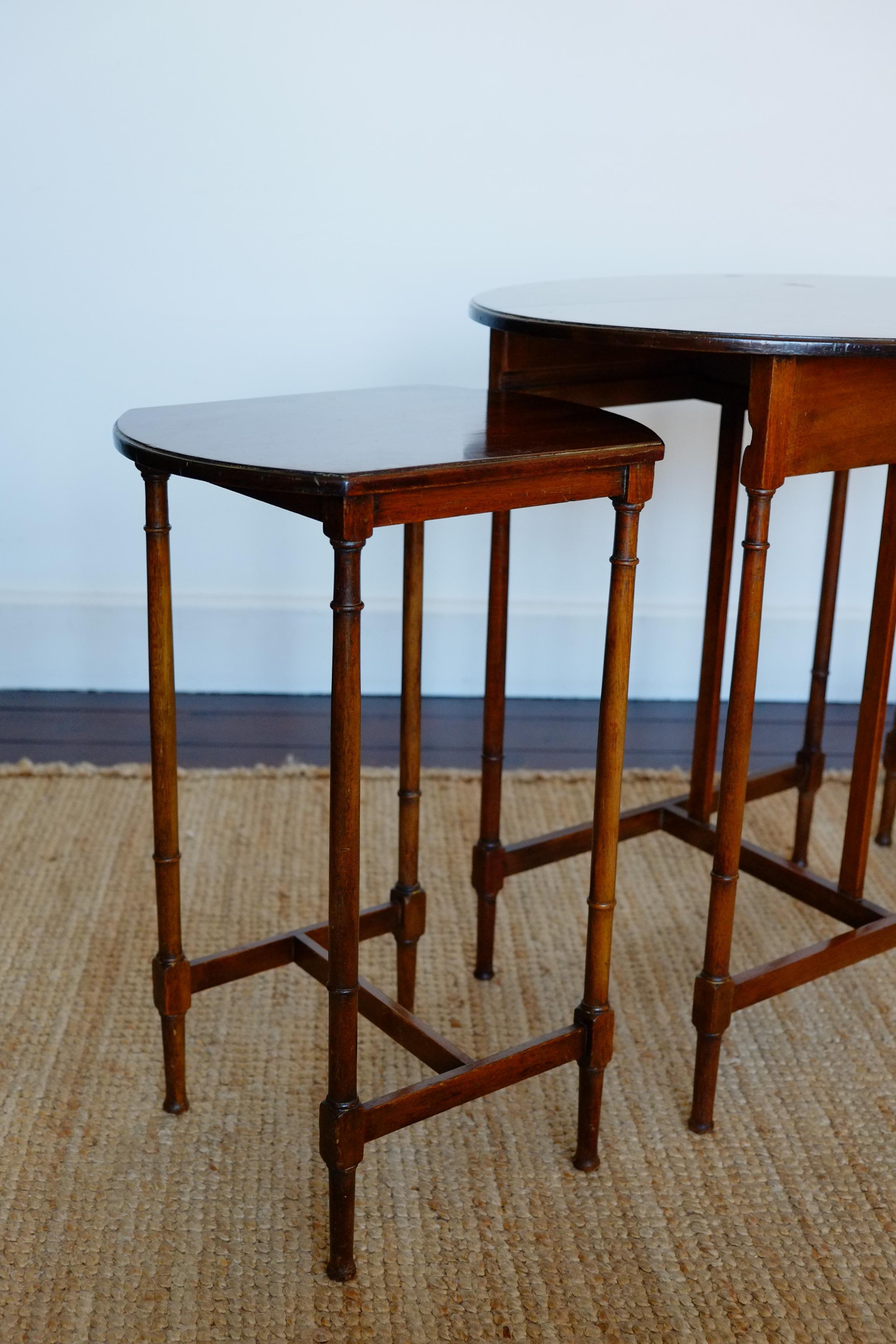 Victorian A tall set of 3 Antique mahogany oval nesting tables. England c.1900 For Sale
