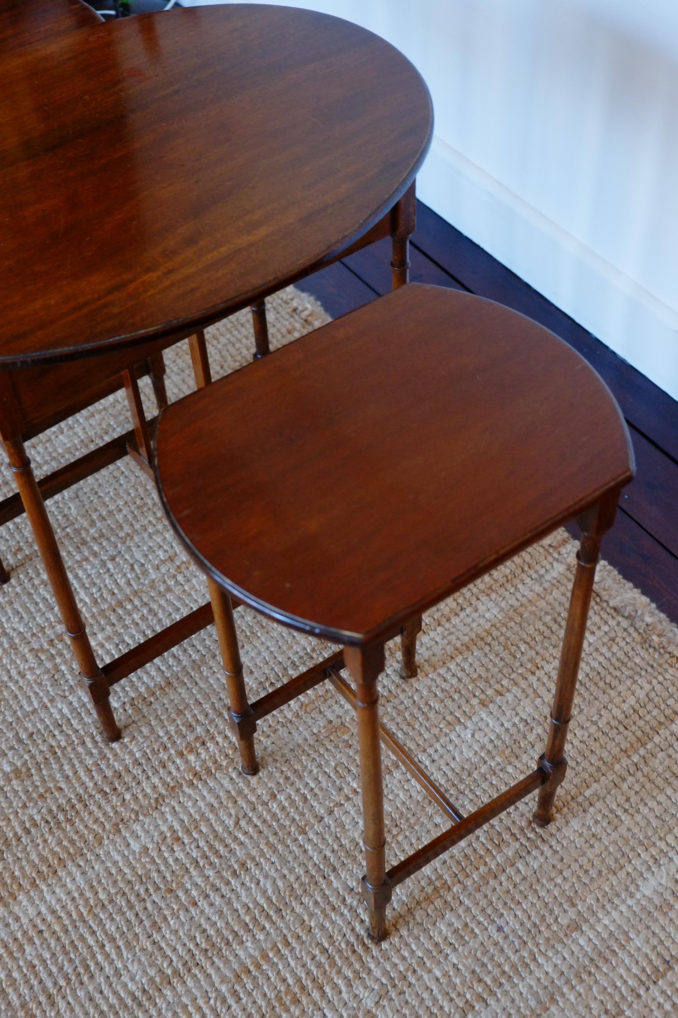 English A tall set of 3 Antique mahogany oval nesting tables. England c.1900 For Sale